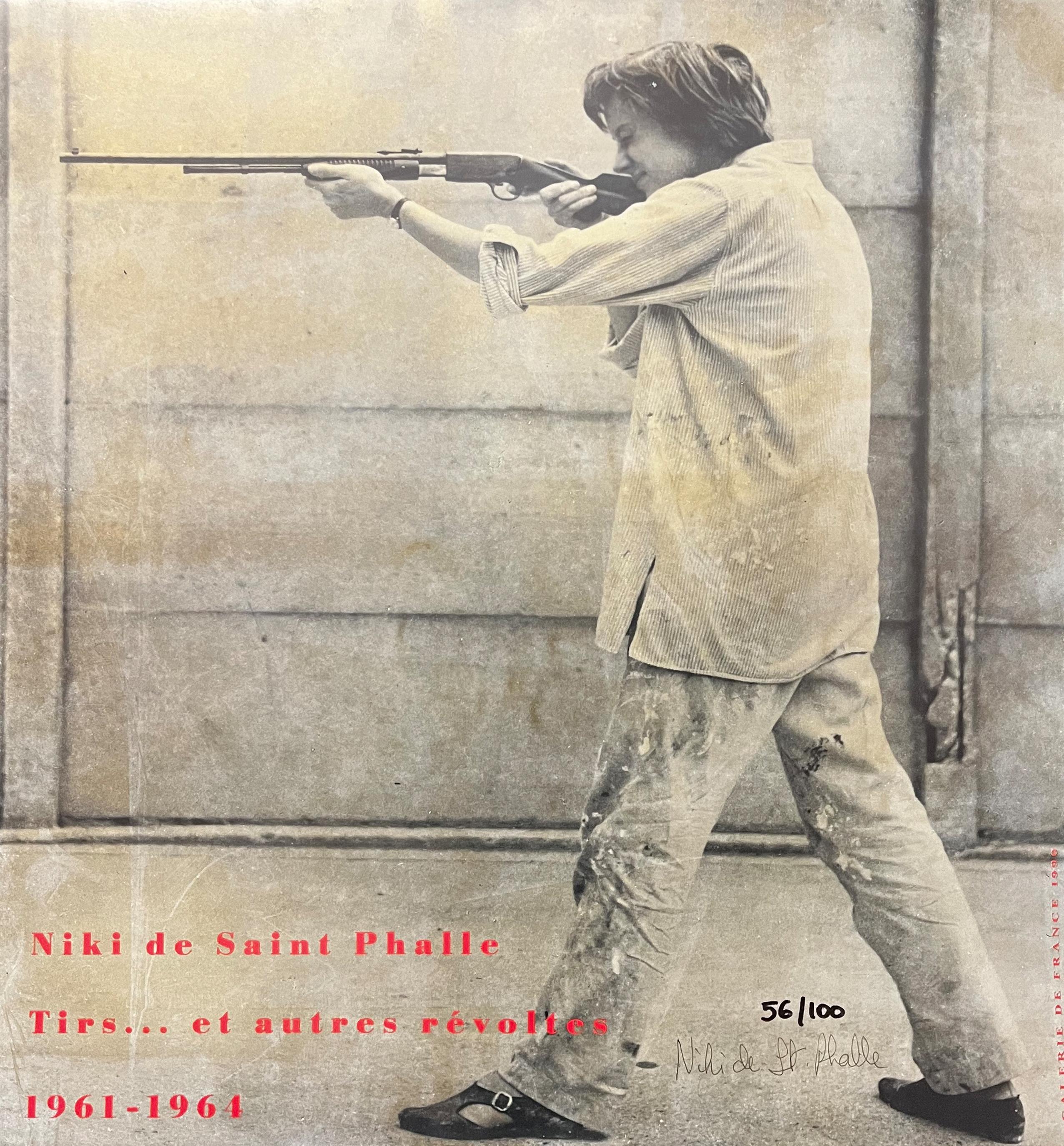 Questo poster della mostra in bianco e nero presenta una suggestiva immagine di una figura che punta un'arma, evocando temi di resistenza e ribellione. Creato per la mostra Tirs... et autres révoltes (Scatti... e altre rivolte) alla Galerie de