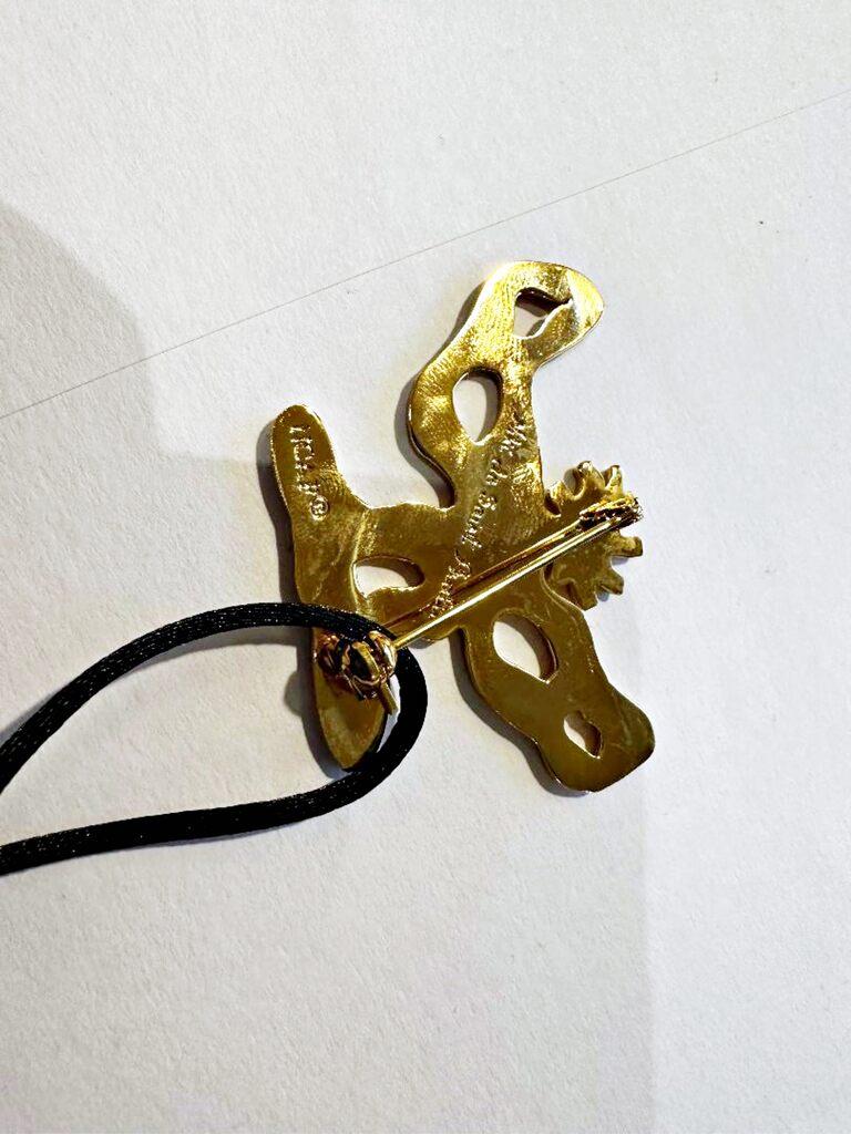 Broche Oiseau (oiseau) Zamak, finition dorée, sans nickel ( Signature incisée) - Moderne Print par Niki de Saint Phalle