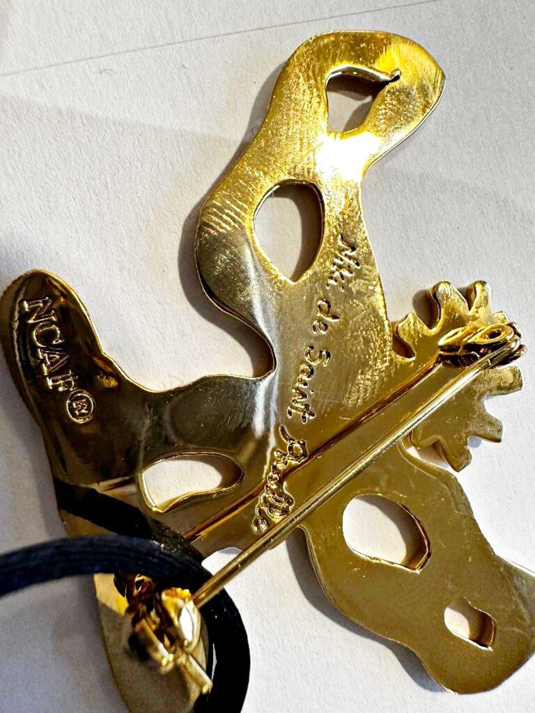 Niki de Saint Phalle
Brooch (Oiseau), ca. 2005
Zamak, gold tone finished, nickel free (Incised Signature)
Incised signature on the back of the jewelry (Niki De Saint Phalle) and the clasp (Niki).
2 3/10 × 1 3/5 inches

Authorized by the Estate of
