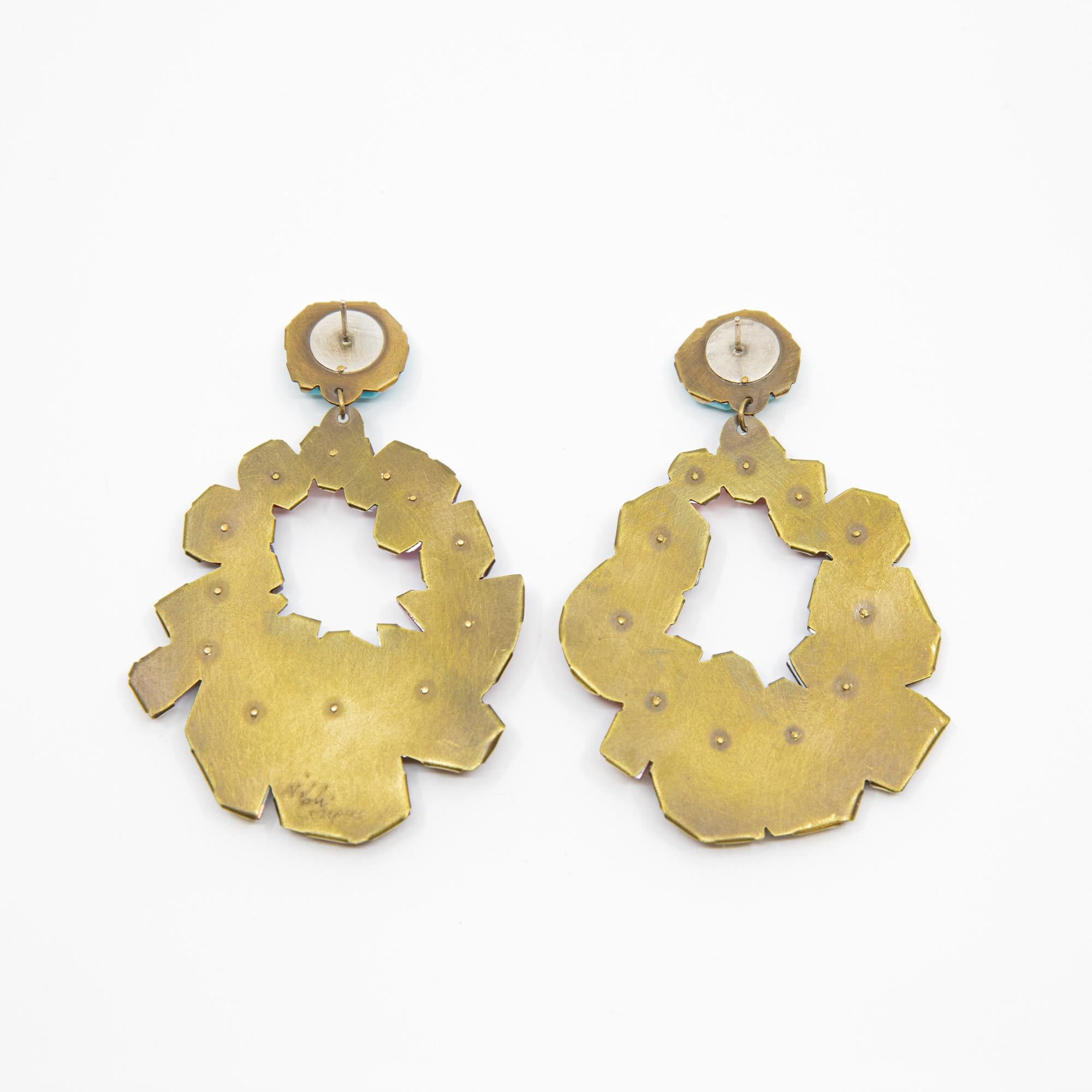 Extraordinarios + Divertidos, Pendientes en forma de corona de acrílico rojo y aguamarina de Nikki Couppee 1