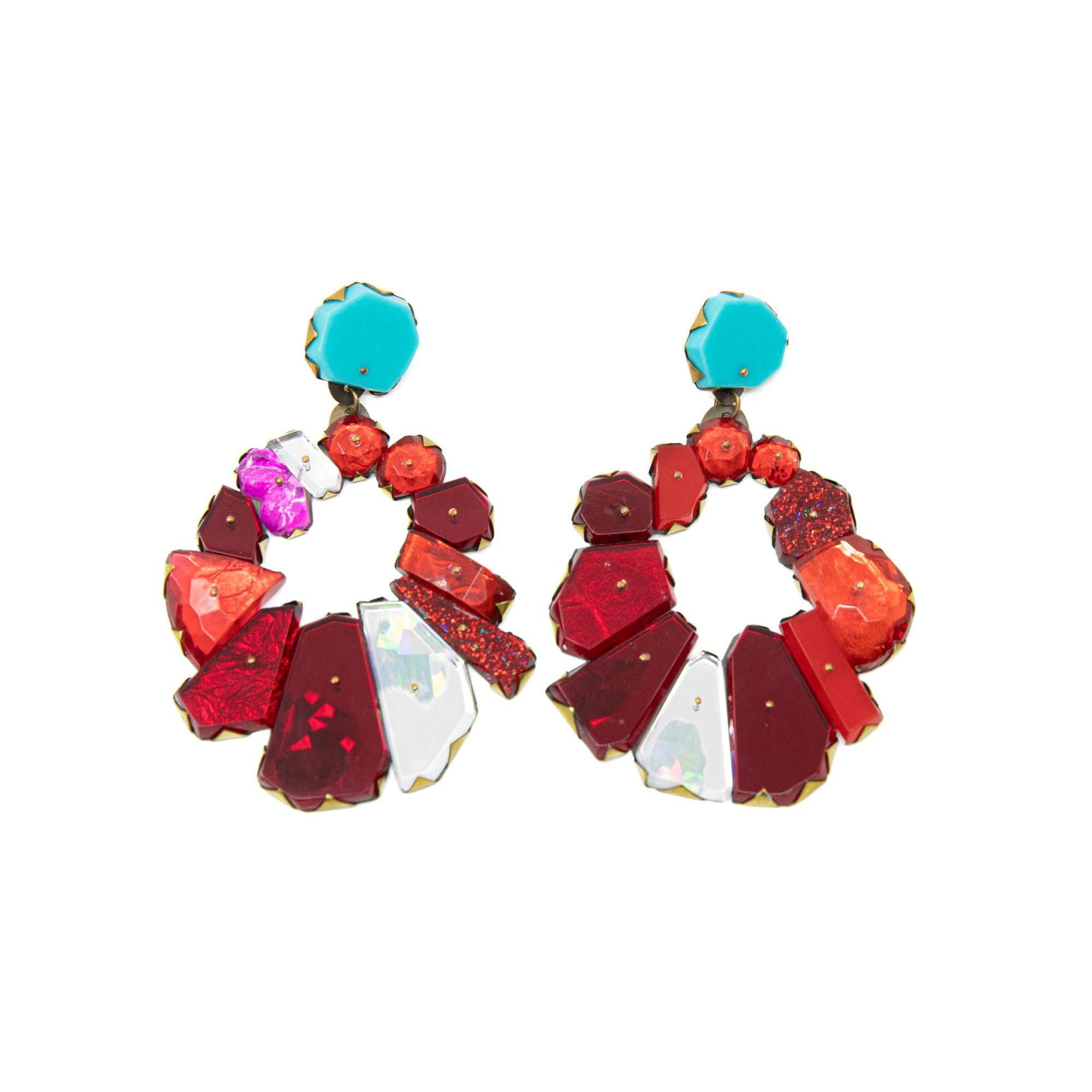 Extraordinaire + amusant, boucles d'oreilles en acrylique rouge et aqua en forme de couronne par Nikki Couppee