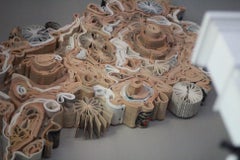 Sculpture murale abstraite en forme de livre récupéré, installation contemporaine réalisée sur commande