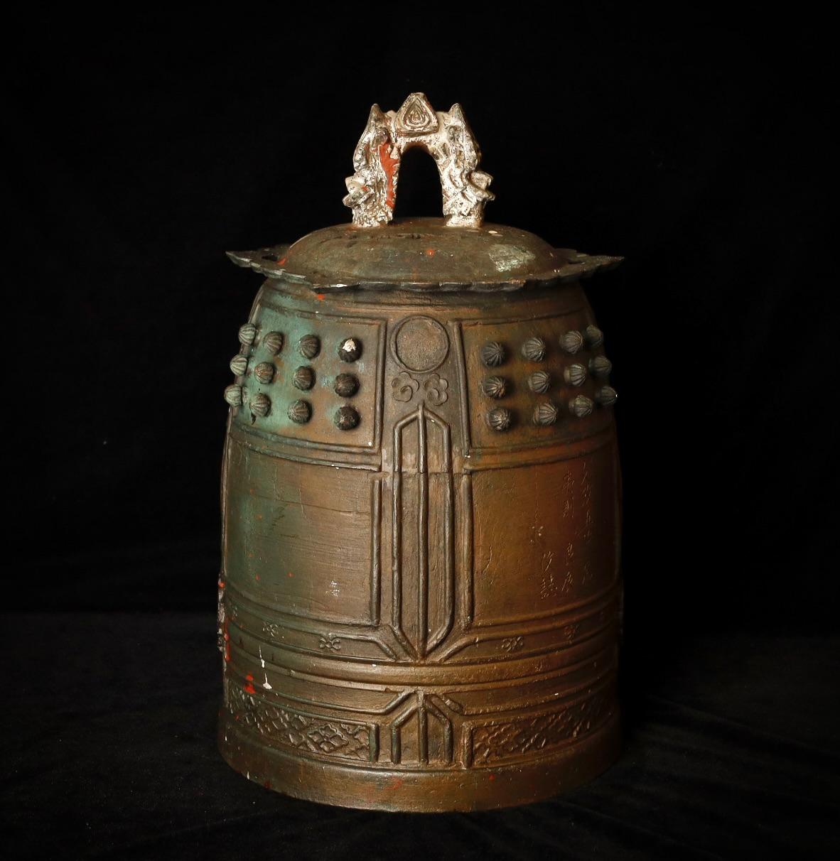 Questa straordinaria campana del tempio buddista è un autentico pezzo di storia spirituale, fusa nel 1822, durante l'epoca Bunsei. Adornata con gli augusti simboli di Nikkō e Gakkō, i Bodhisattva della Luna e del Sole, questa campana è una sinfonia