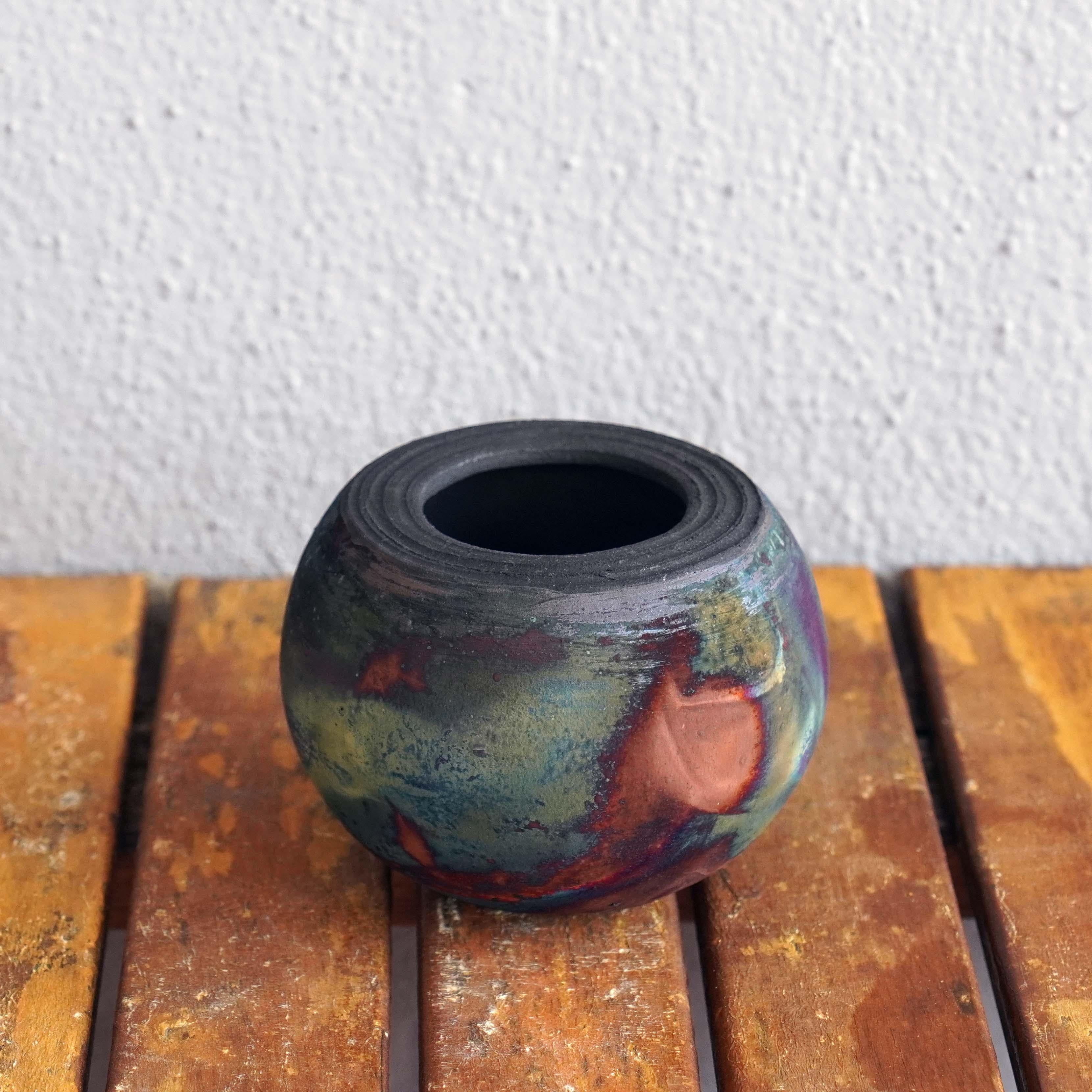 Nikko ( 日光 ) - (n) sunlight

Our Nikko vase is a bulbous little one and perfect for those wanting to decorate small spaces without using up too much space. This vase sports a flattened top and a wide mouth with surrounding rim giving it a different
