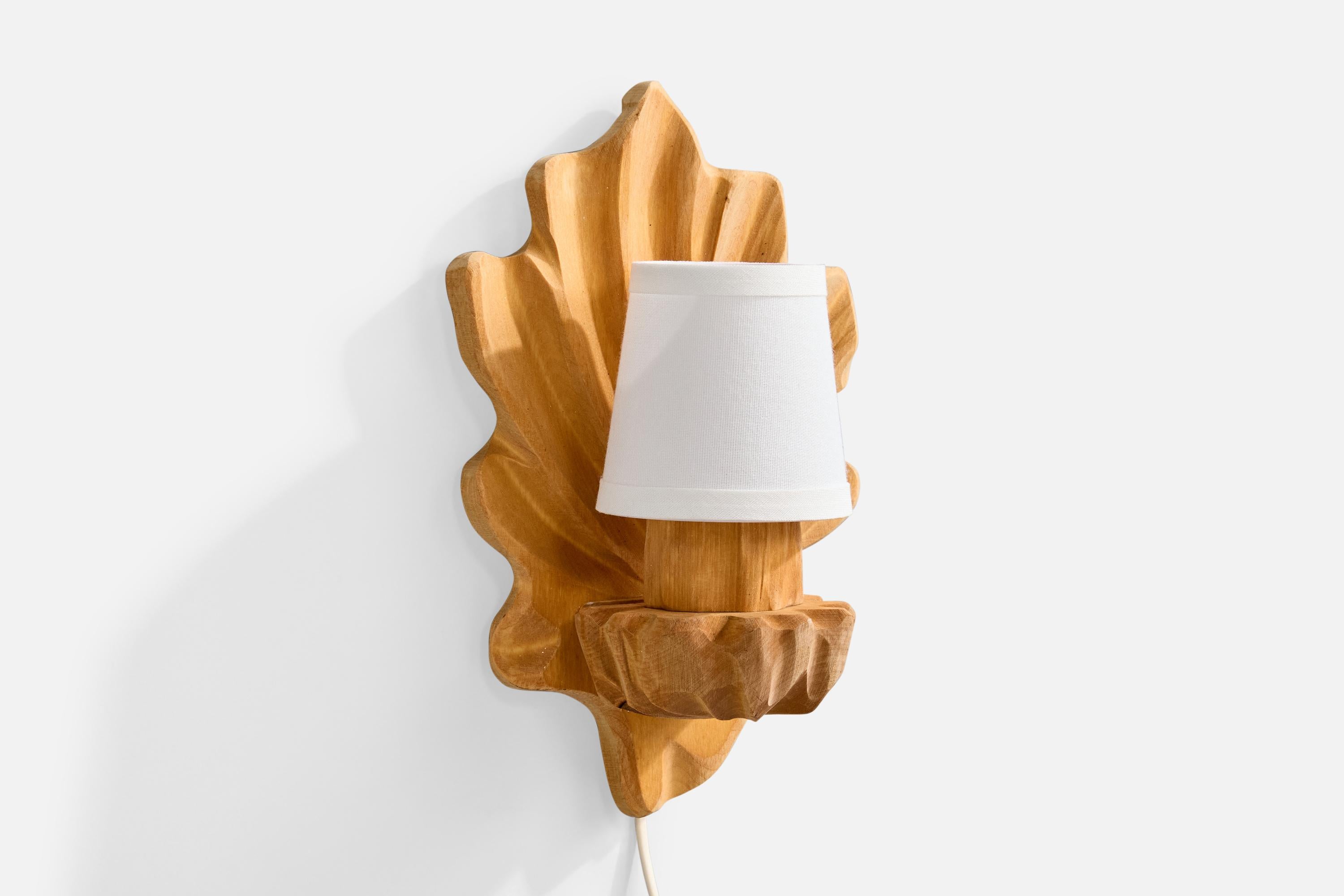 Aplique de madera tallada a mano y tela blanca diseñado y producido por Niklas Snidare, fechado en 1990.

Desgaste propio de la edad y el uso. 

Pantalla nueva a estrenar.

Dimensiones totales (pulgadas): 12 