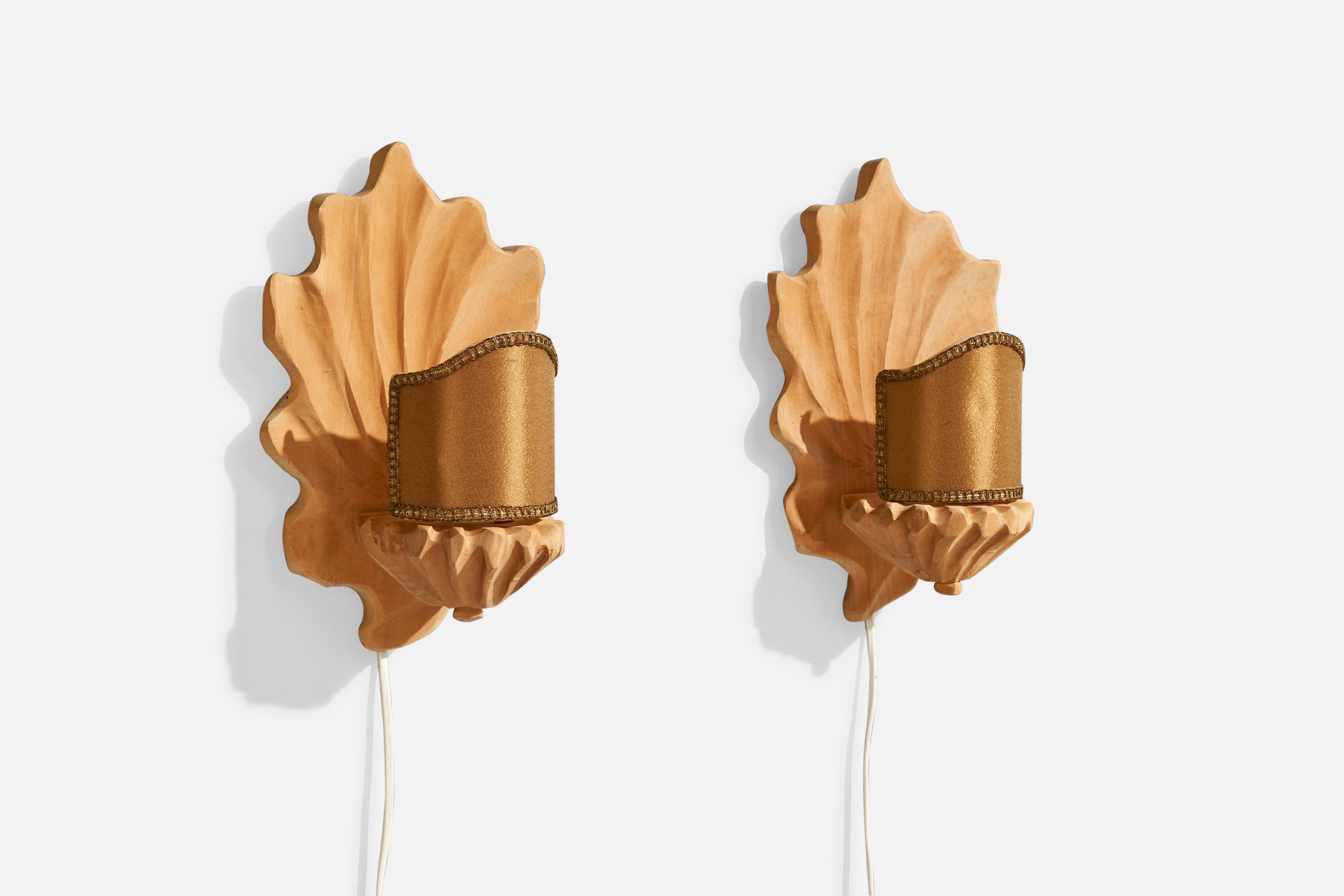 Paire d'appliques murales en bois sculpté à la main et en tissu de soie marron, conçues et produites par Niklas Snidare, Suède, c. années 1970.

Dimensions globales (pouces) : 12
