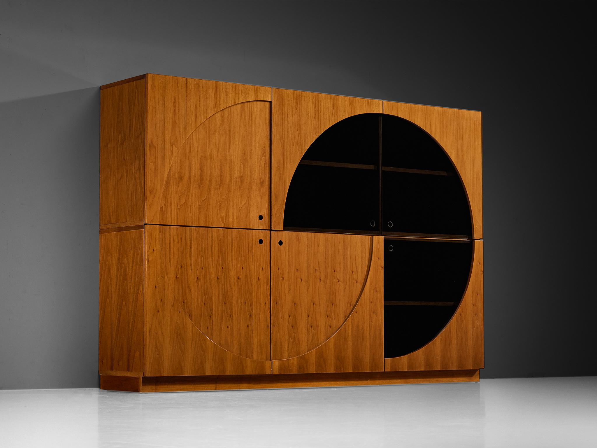 Nikol International, Regal/Anrichte, Nussbaum, Rauchglas, Italien, 1970er/Anfang der 1980er Jahre

Dieses exquisite postmoderne Sideboard, das mit seinen runden Linien Form und Funktion gekonnt in Einklang bringt, ist ein wahrer Augenschmaus. Die