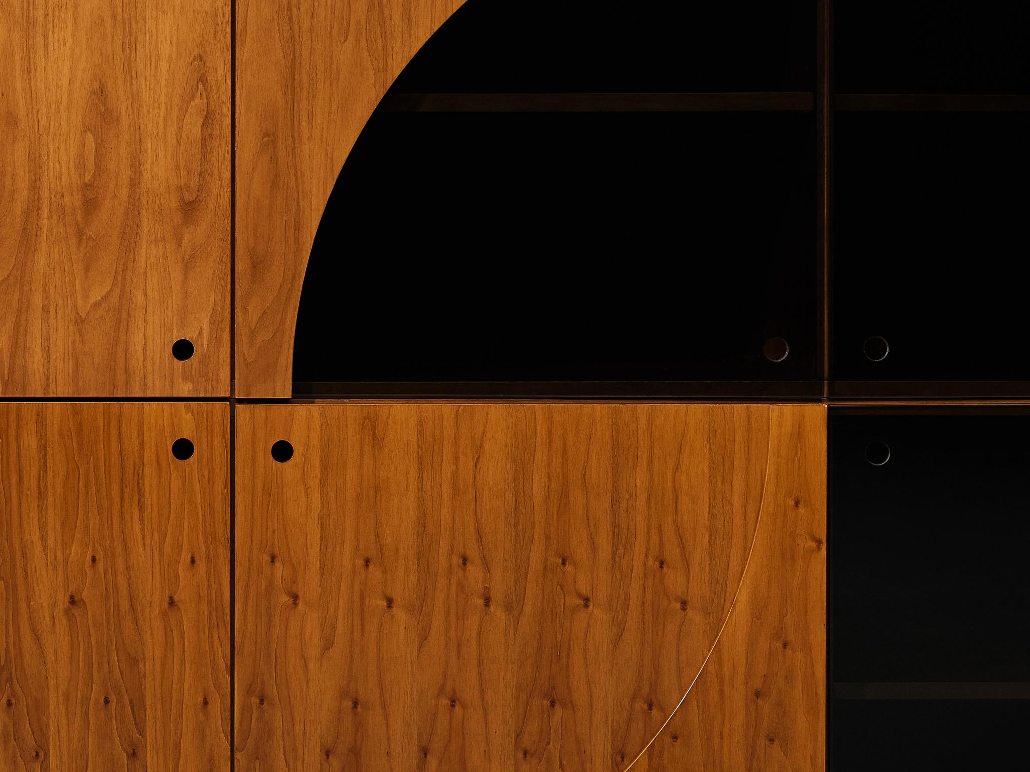 Nikol International Großes postmodernes Sideboard aus Nussbaum und Rauchglas, Nikol International (Postmoderne) im Angebot