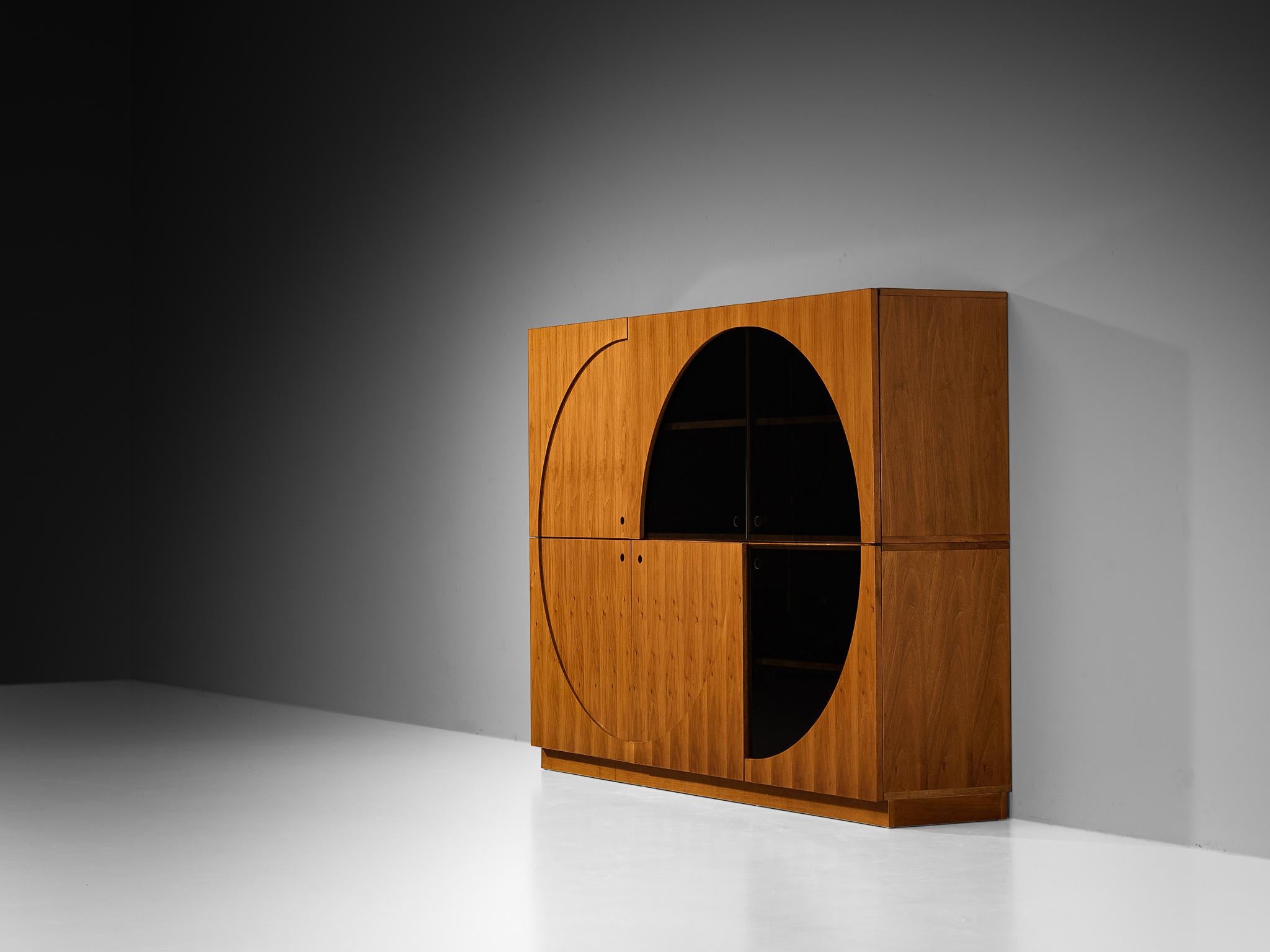 Nikol International Großes postmodernes Sideboard aus Nussbaum und Rauchglas, Nikol International (Italienisch) im Angebot