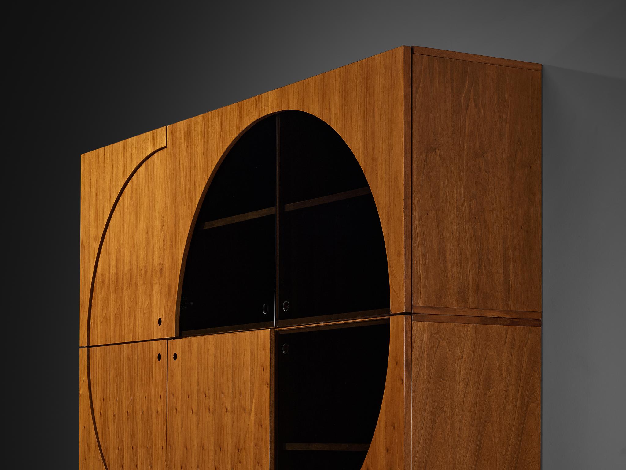 Nikol International Großes postmodernes Sideboard aus Nussbaum und Rauchglas, Nikol International (Ende des 20. Jahrhunderts) im Angebot