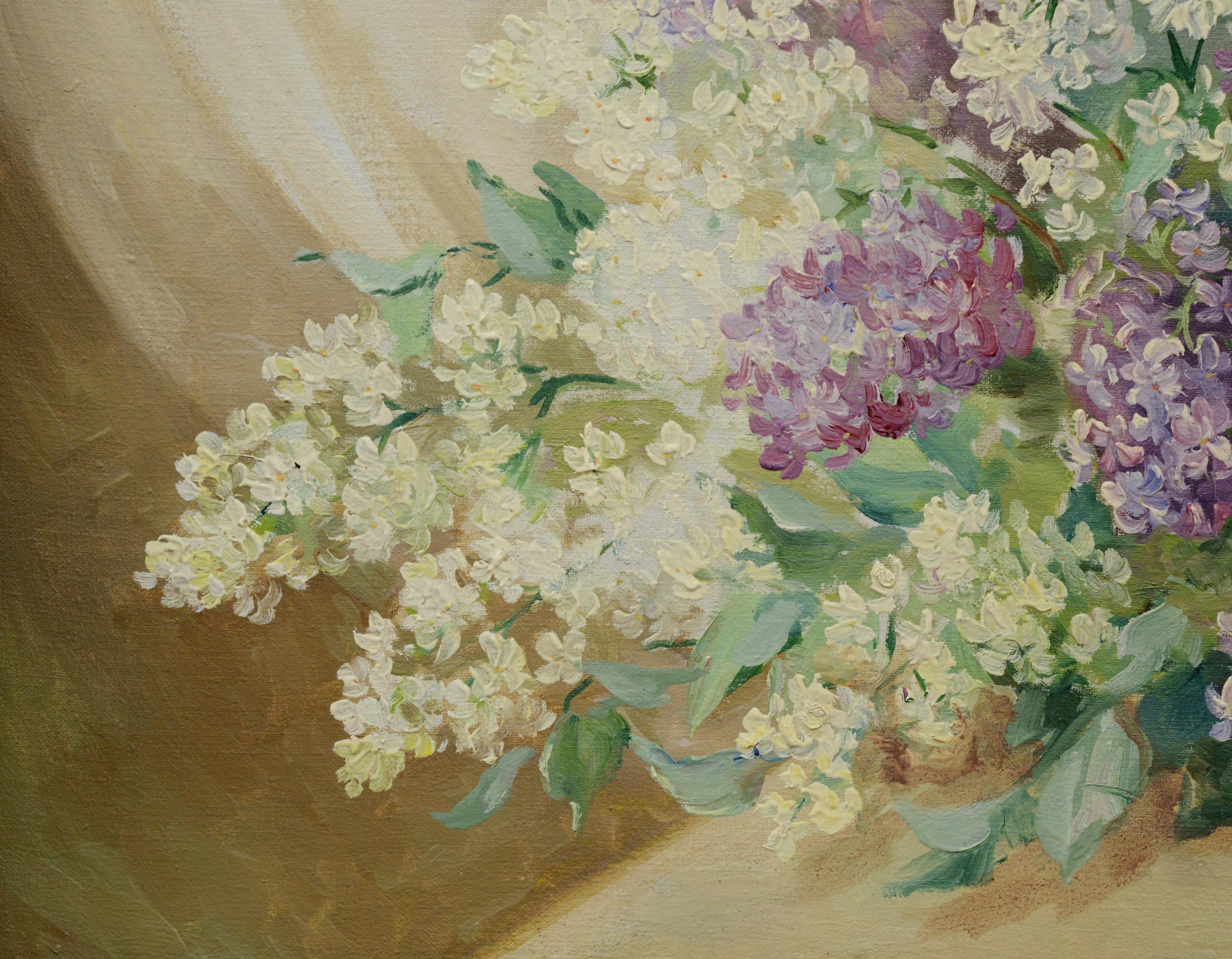 Dieses elegante Vintage-Stillleben auf Leinwand, das dem berühmten russischen Künstler und Illustrator Nikolai Kusmin (1890 - 1987) zugeschrieben wird, fängt die sanfte Schönheit der Fliederblüten im Frühling mit wunderbarer Zartheit und Anmut ein.