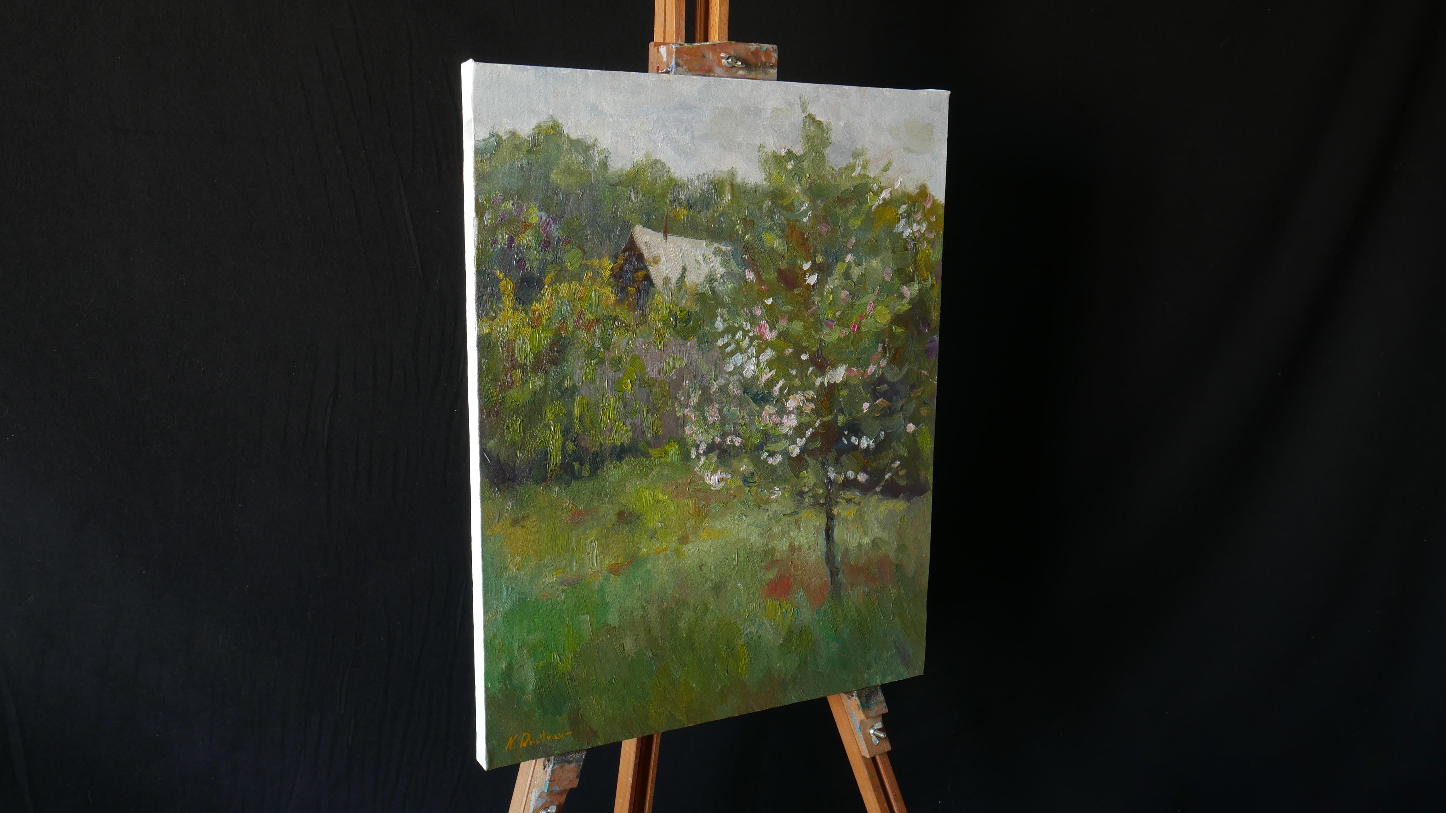 Peinture de paysage au printemps : arbre à pommes en fleurs au jardin - Impressionnisme Painting par Nikolay Dmitriev