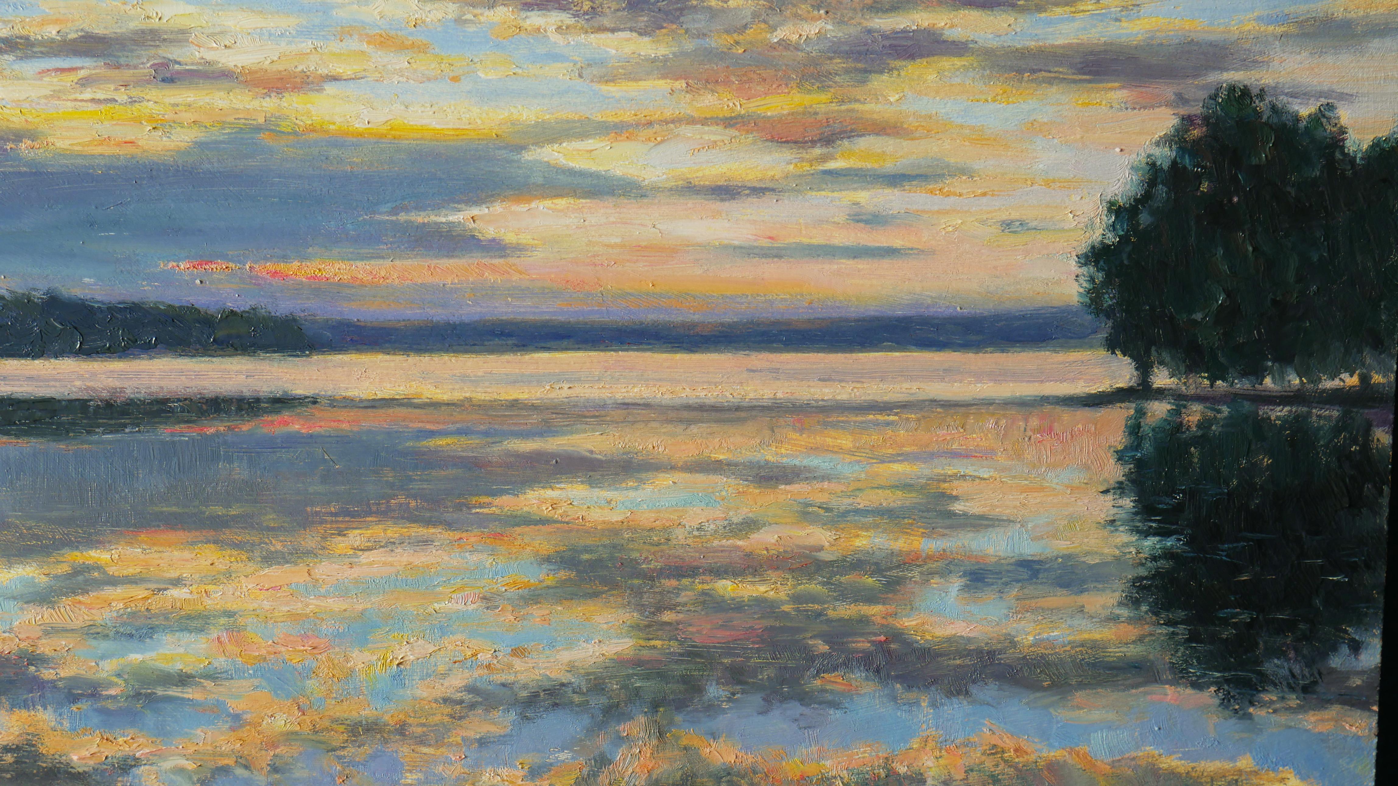 Das Gemälde fängt eine ruhige Abendszene ein. Der Himmel ist mit weichen, wogenden Wolken gefüllt, die von der untergehenden Sonne in Orange-, Rosa- und Lavendelfarben gefärbt sind. Diese leuchtenden Farben spiegeln sich perfekt in der ruhigen,