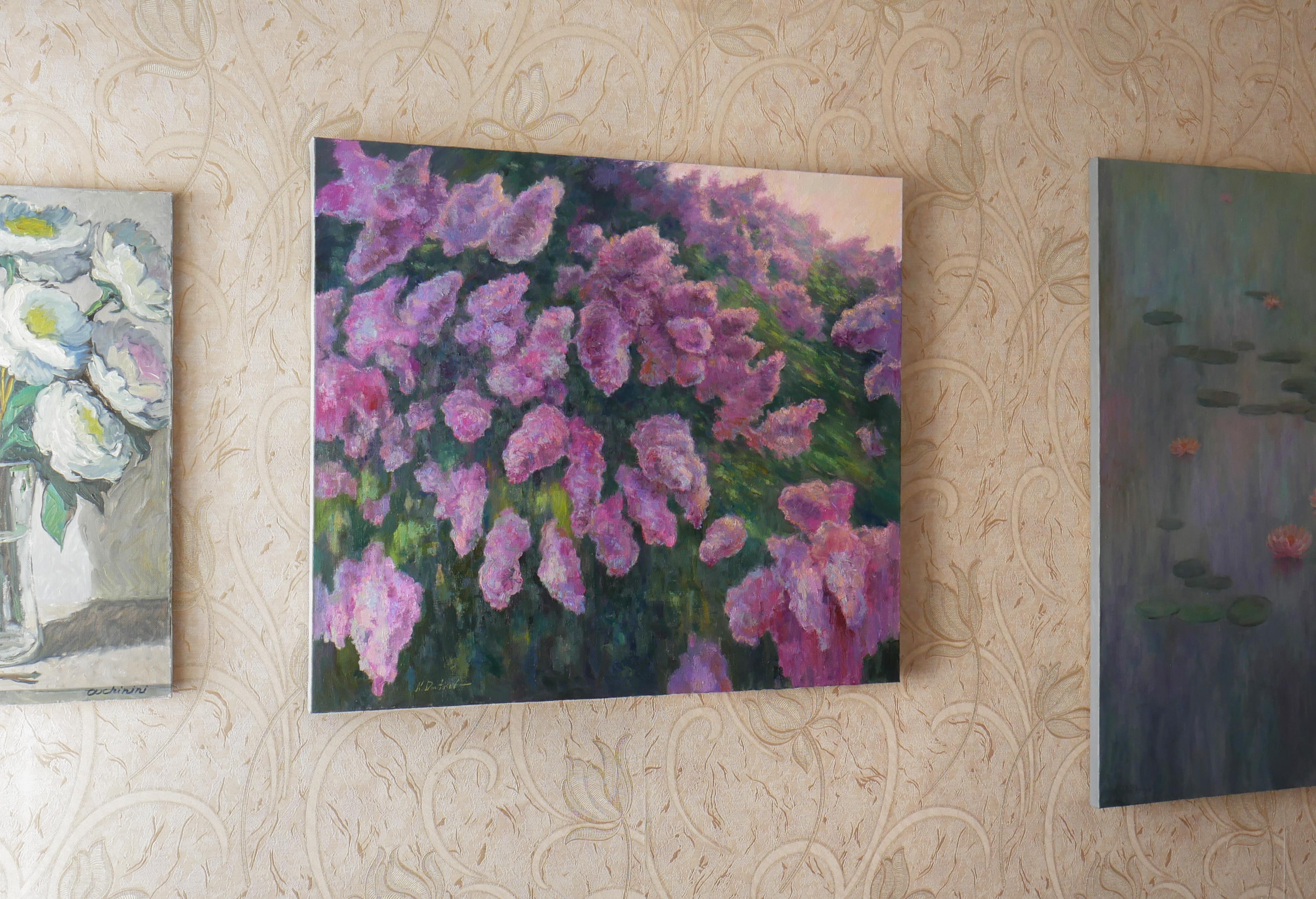 Flieder verblassen ins Licht – sonniges Blumengemälde – Painting von Nikolay Dmitriev
