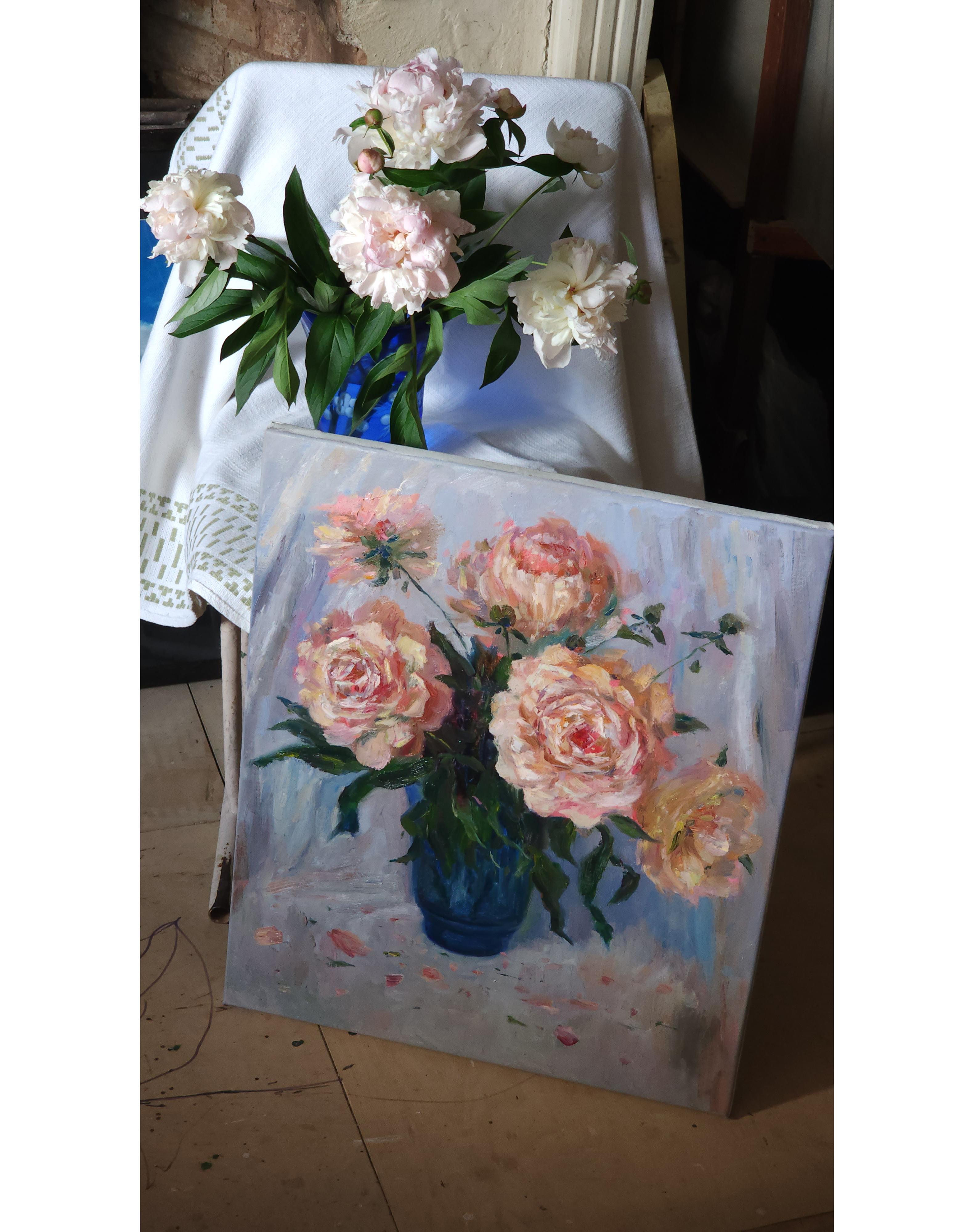 Pfingstrosen in der blauen Vase. Ölgemälde im Angebot 7