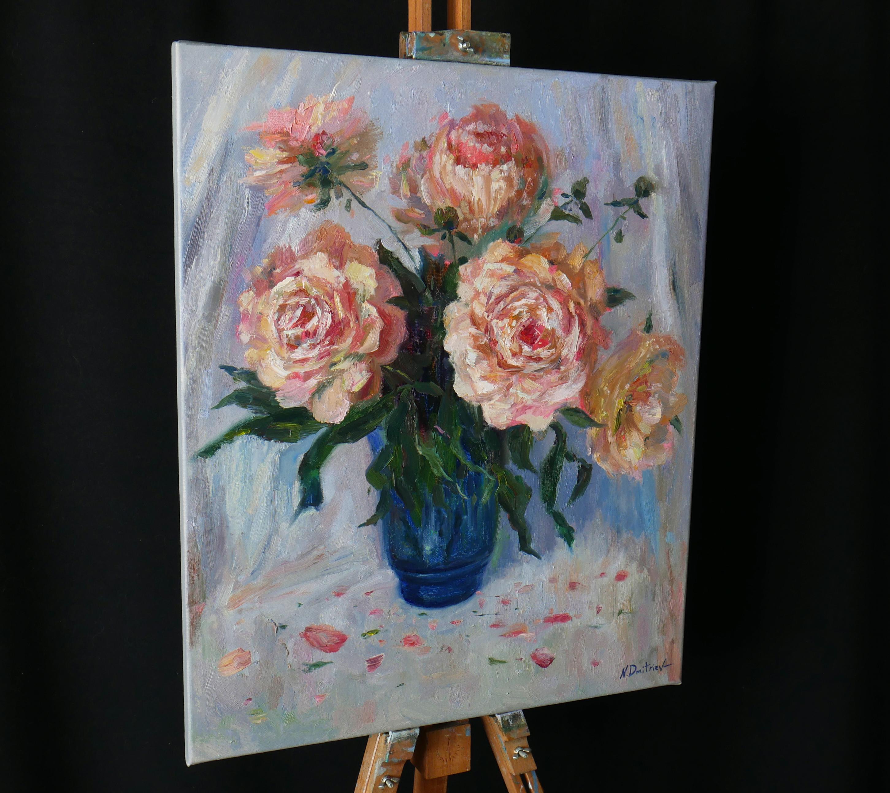 Pfingstrosen in der blauen Vase. Ölgemälde – Painting von Nikolay Dmitriev
