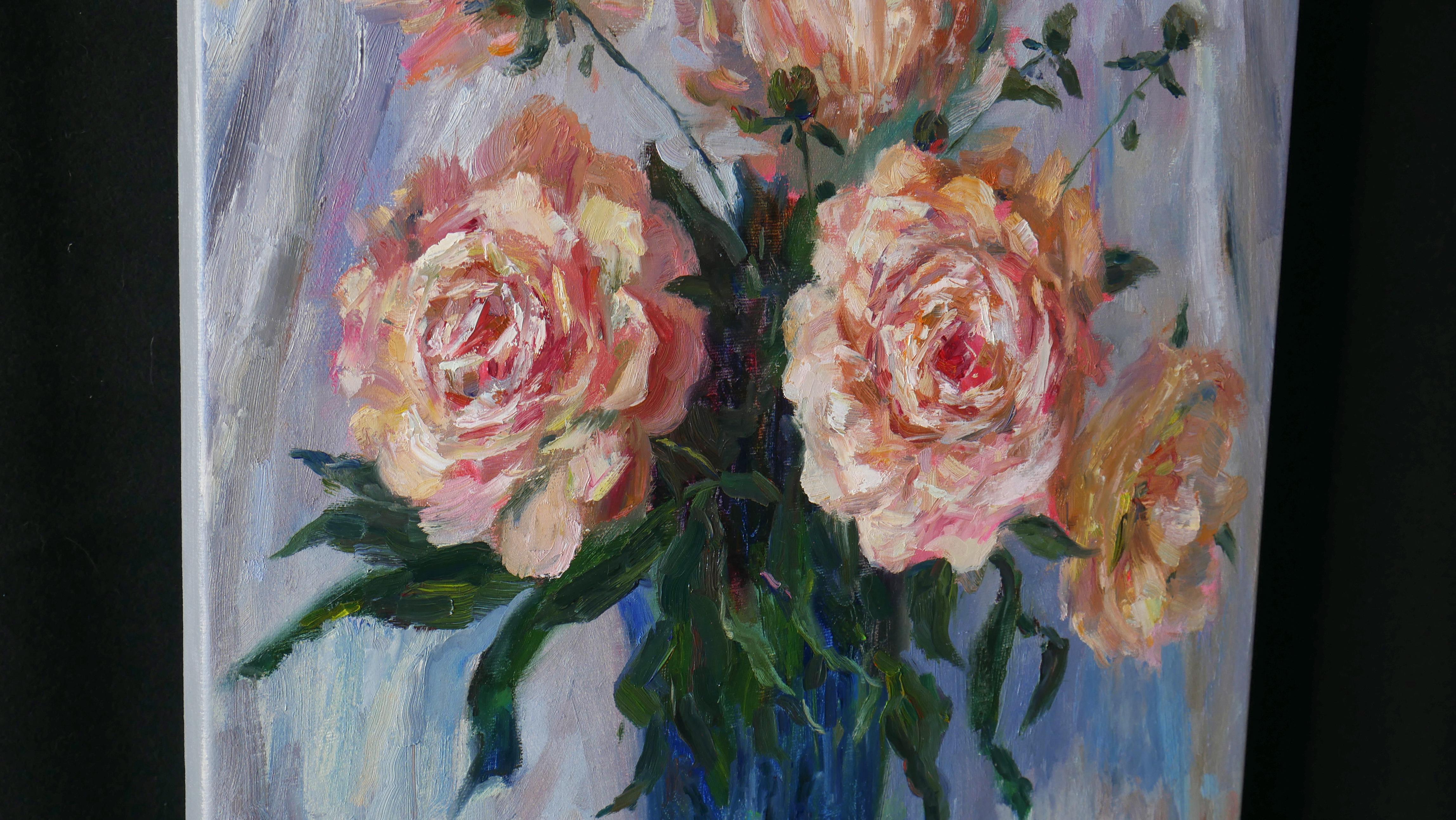 Pfingstrosen in der blauen Vase. Ölgemälde (Grau), Interior Painting, von Nikolay Dmitriev