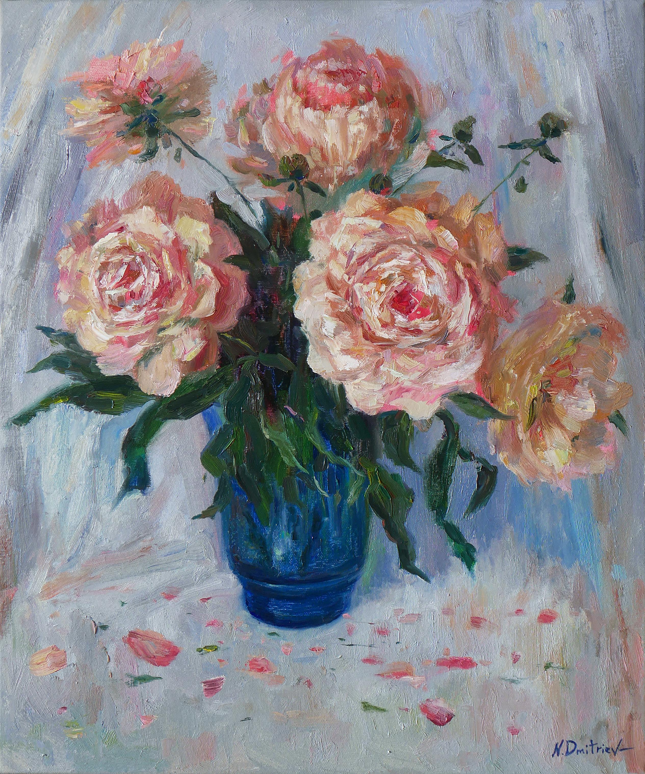 Nikolay Dmitriev Interior Painting – Pfingstrosen in der blauen Vase. Ölgemälde