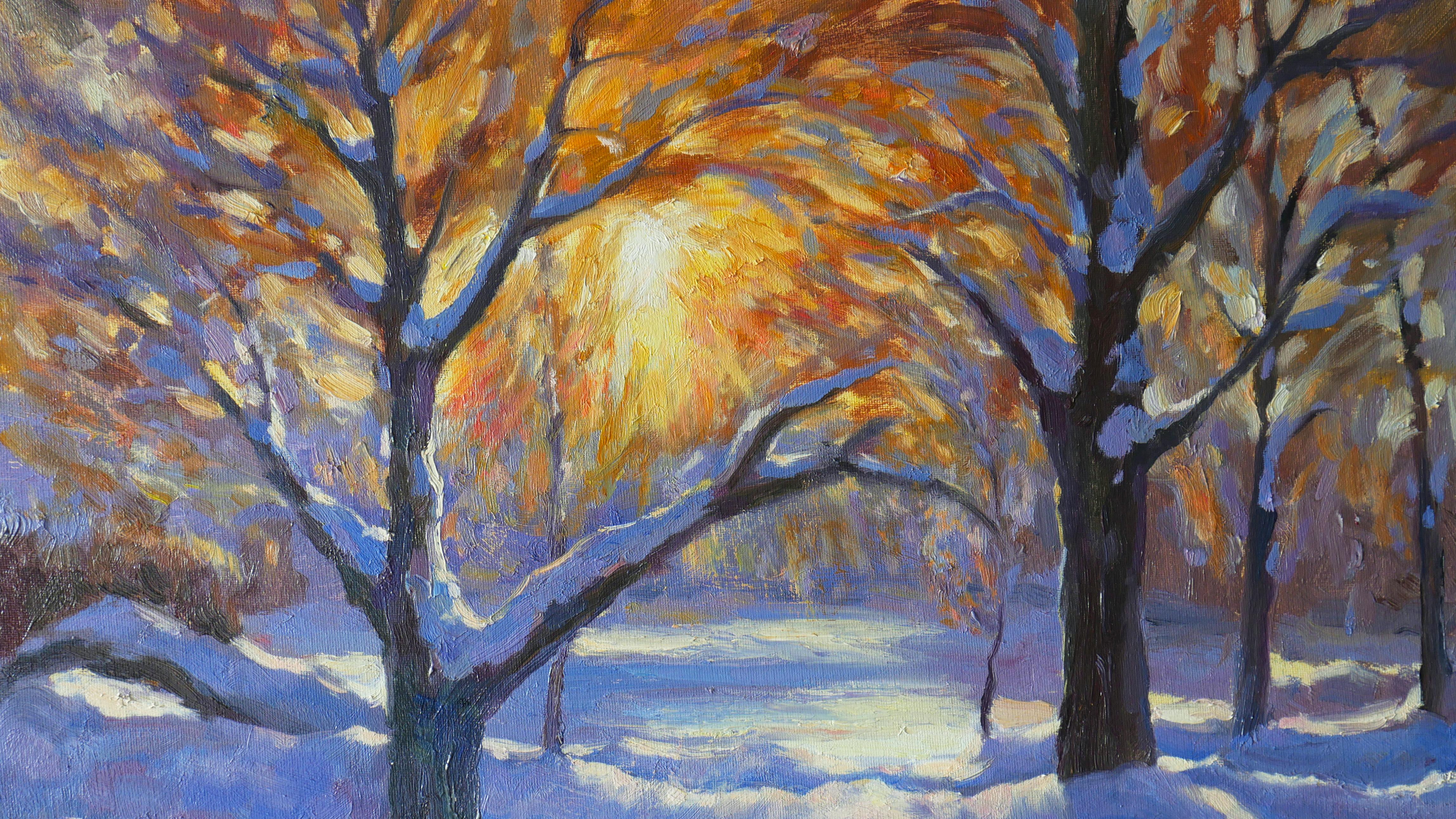 Ein professionelles Wintergemälde von Nikolay Dmitriev. Die Sonne, die durch die Bäume scheint, die kalte Luft und der glitzernde Schnee schaffen eine magische Atmosphäre der winterlichen Abendlandschaft. Die Künstlerin mag besonders die sonnigen