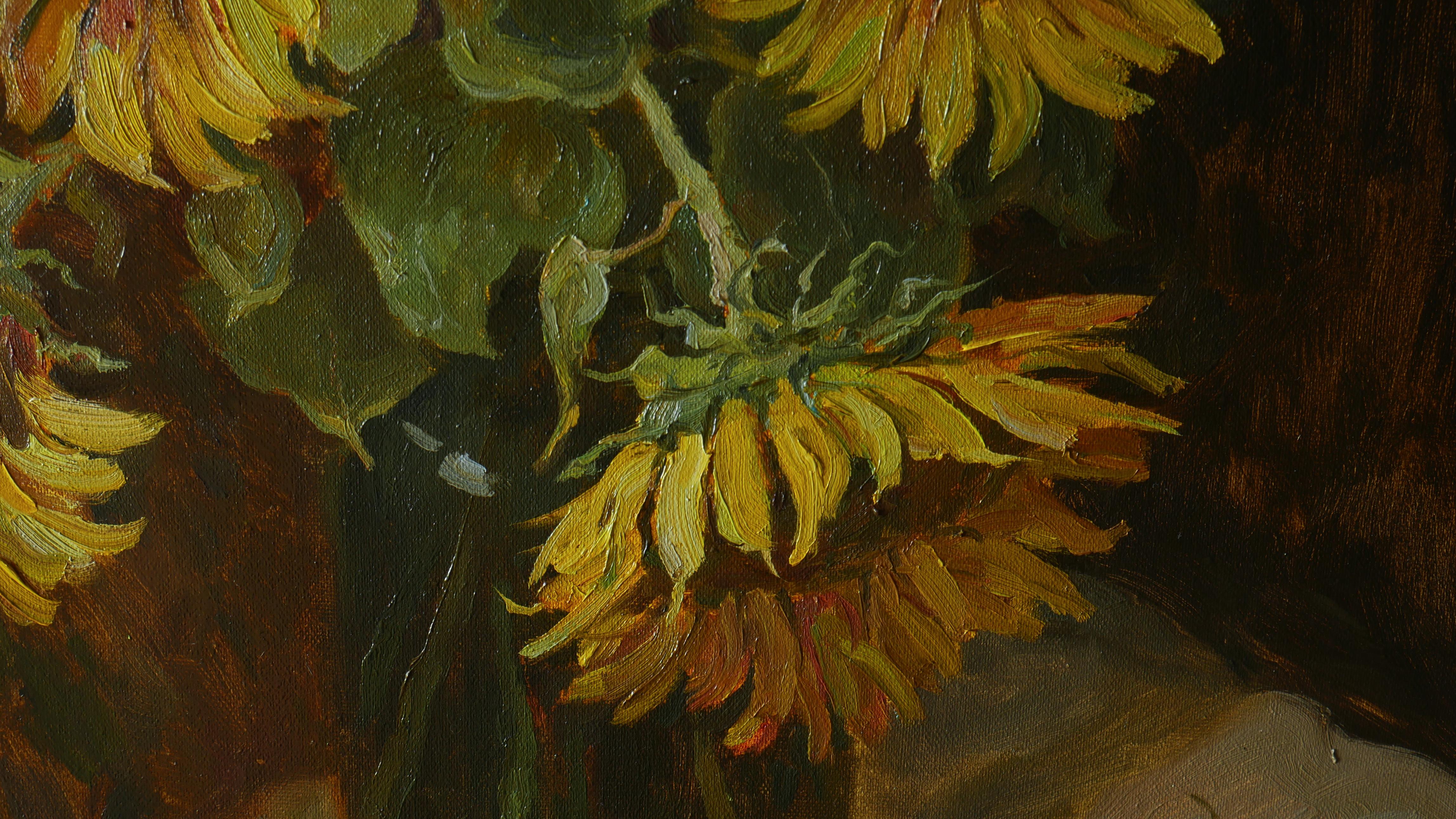 Tournesols près du rideau bleu - tournesols peinture nature morte en vente 3