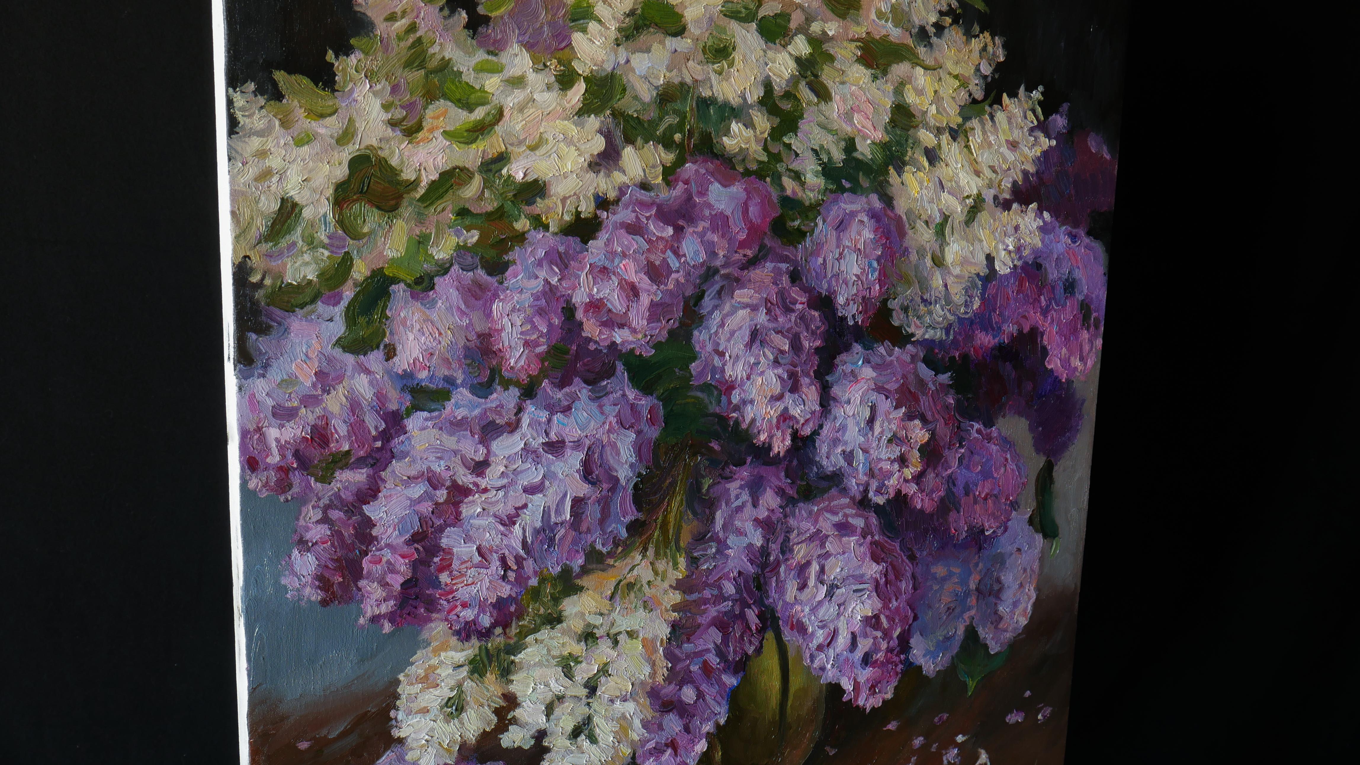 The Bouquet Of Aromatic Lilacs - peinture de nature morte aux lilas - Impressionnisme Painting par Nikolay Dmitriev