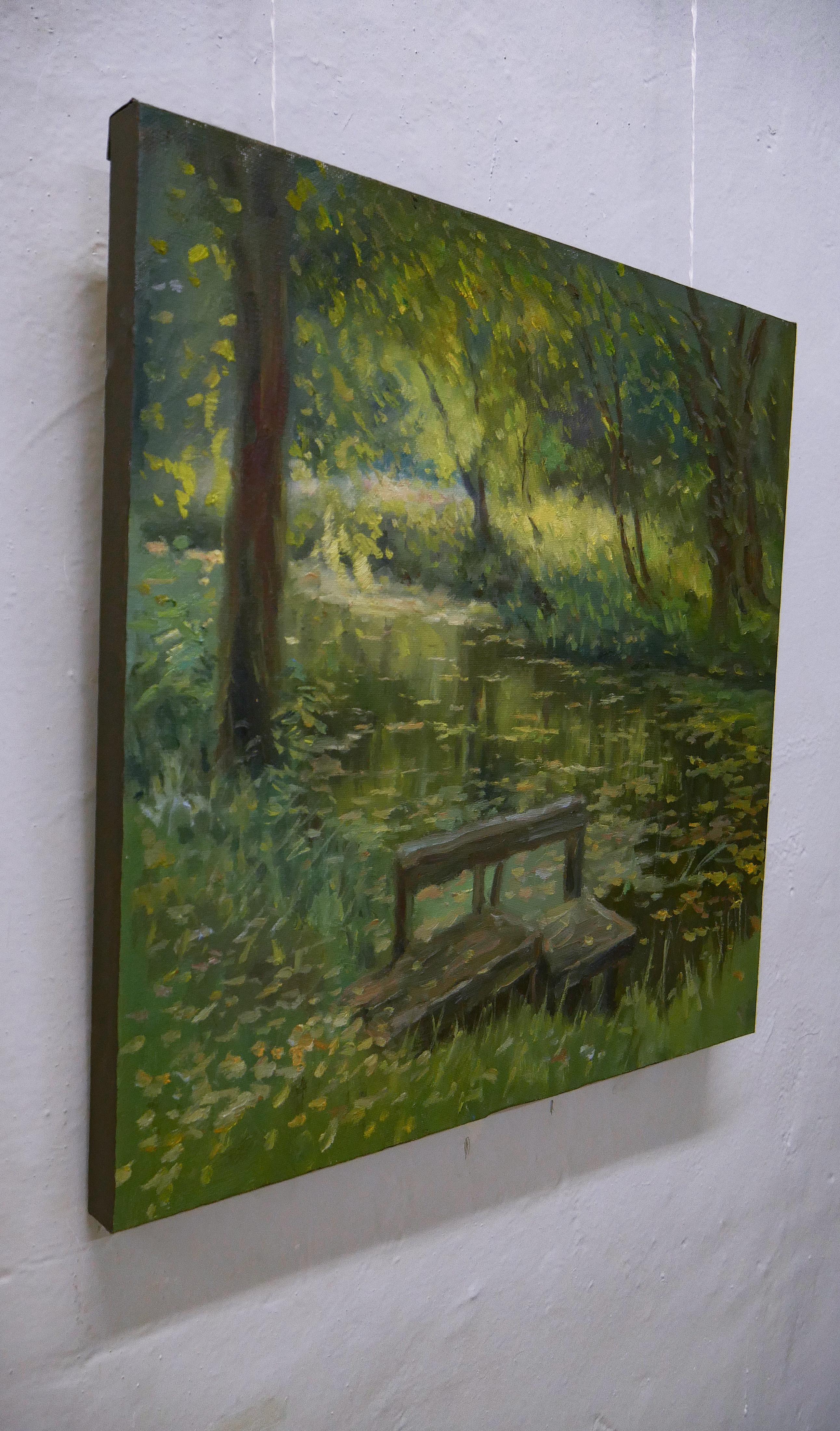 Die Sommerlandschaft am sonnigen Abend ist eines der besten Gemälde von Nikolay.
Als der Künstler an den Ort kam, war er von der schönen Abendsonne beeindruckt. Das warme Licht, der bewachsene Fluss, die gekrümmten Bäume und der alte Steg gaben ihm
