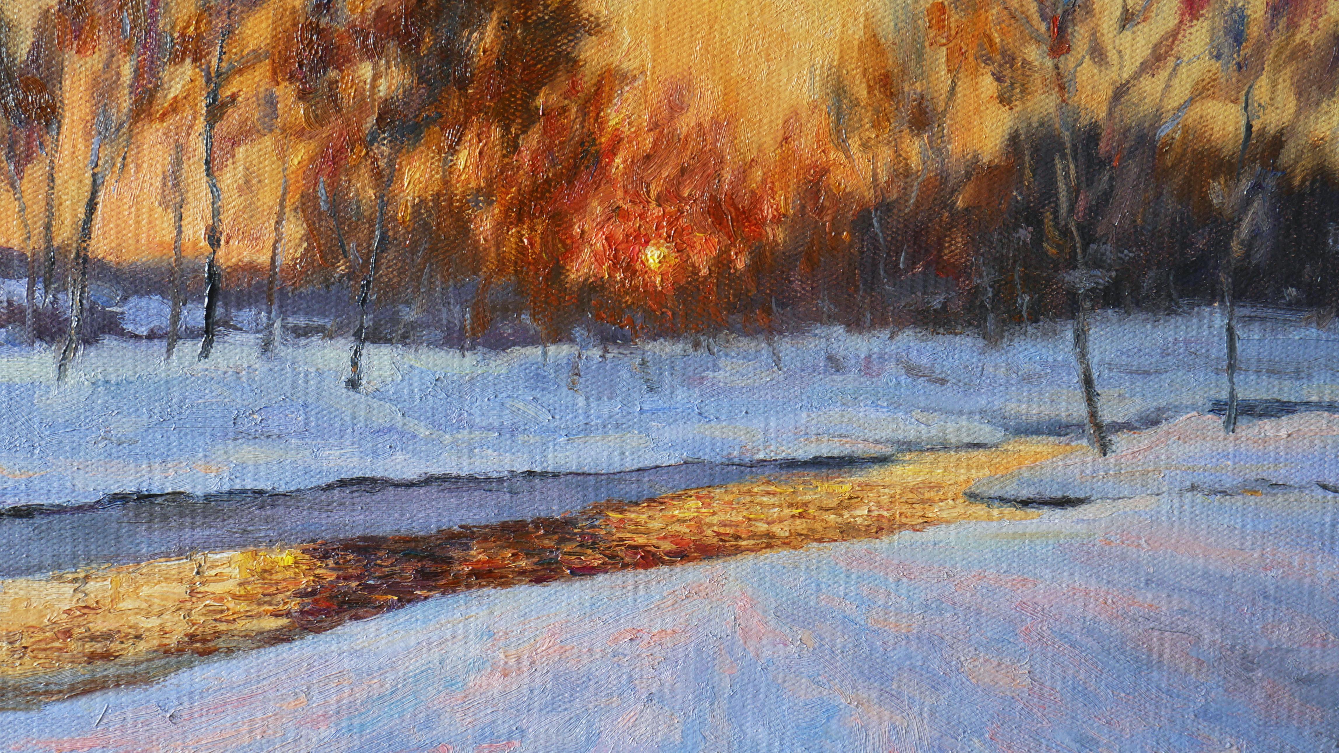Wenn die Sonne unter den Horizont sinkt, wird die Winterlandschaft in ein warmes Licht getaucht. Der teilweise zugefrorene Fluss schlängelt sich wie ein silbernes Band durch die schneebedeckten Ufer, und auf seiner Oberfläche spiegeln sich die
