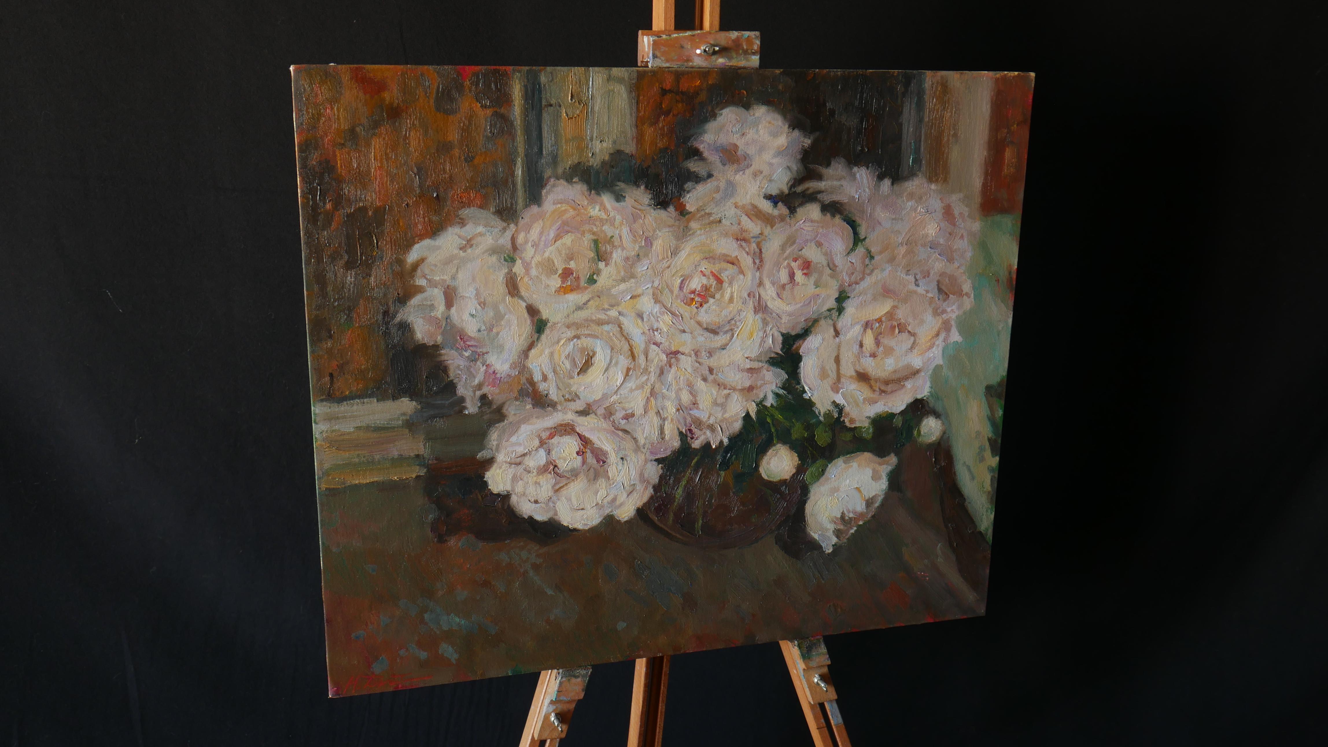 Le peonie vicino alla finestra di notte - quadro di natura morta con peonie - Painting di Nikolay Dmitriev