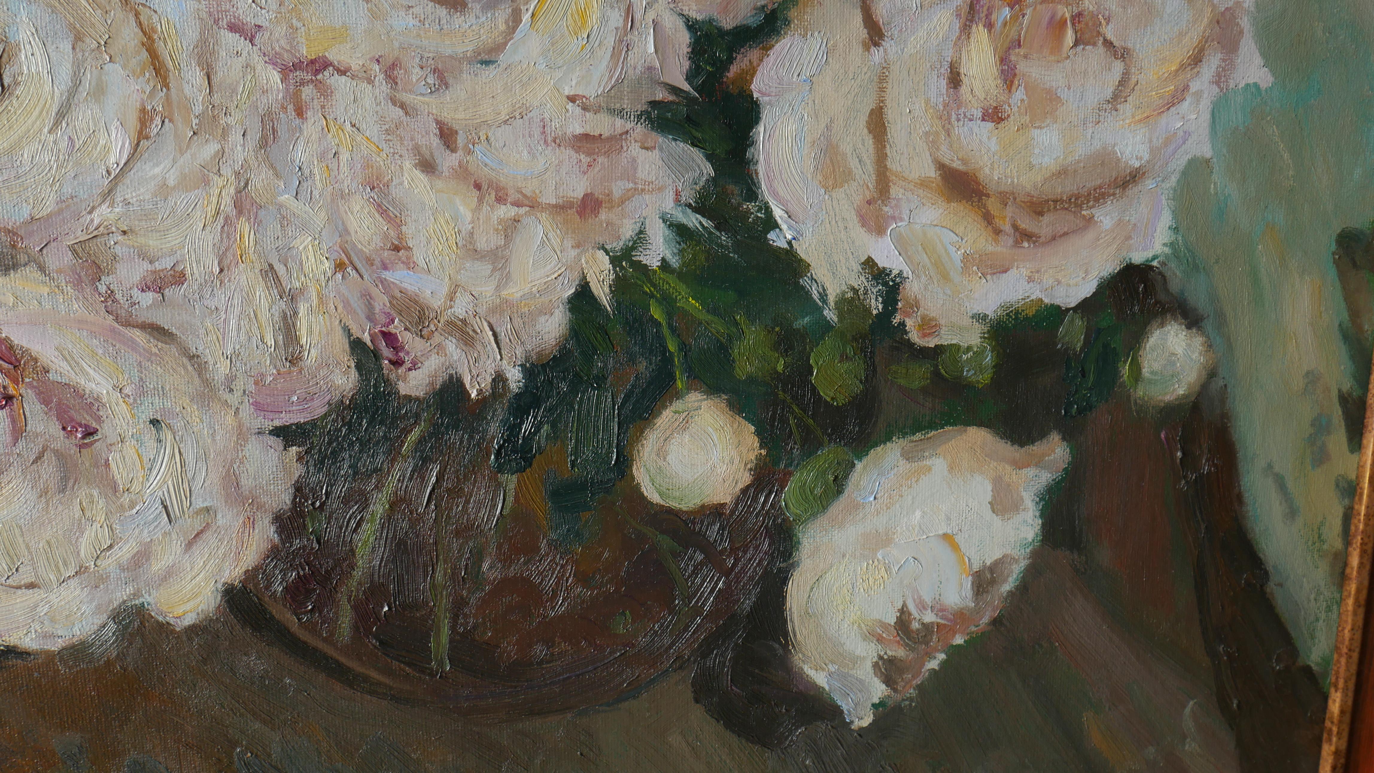 Le peonie vicino alla finestra di notte - quadro di natura morta con peonie in vendita 1