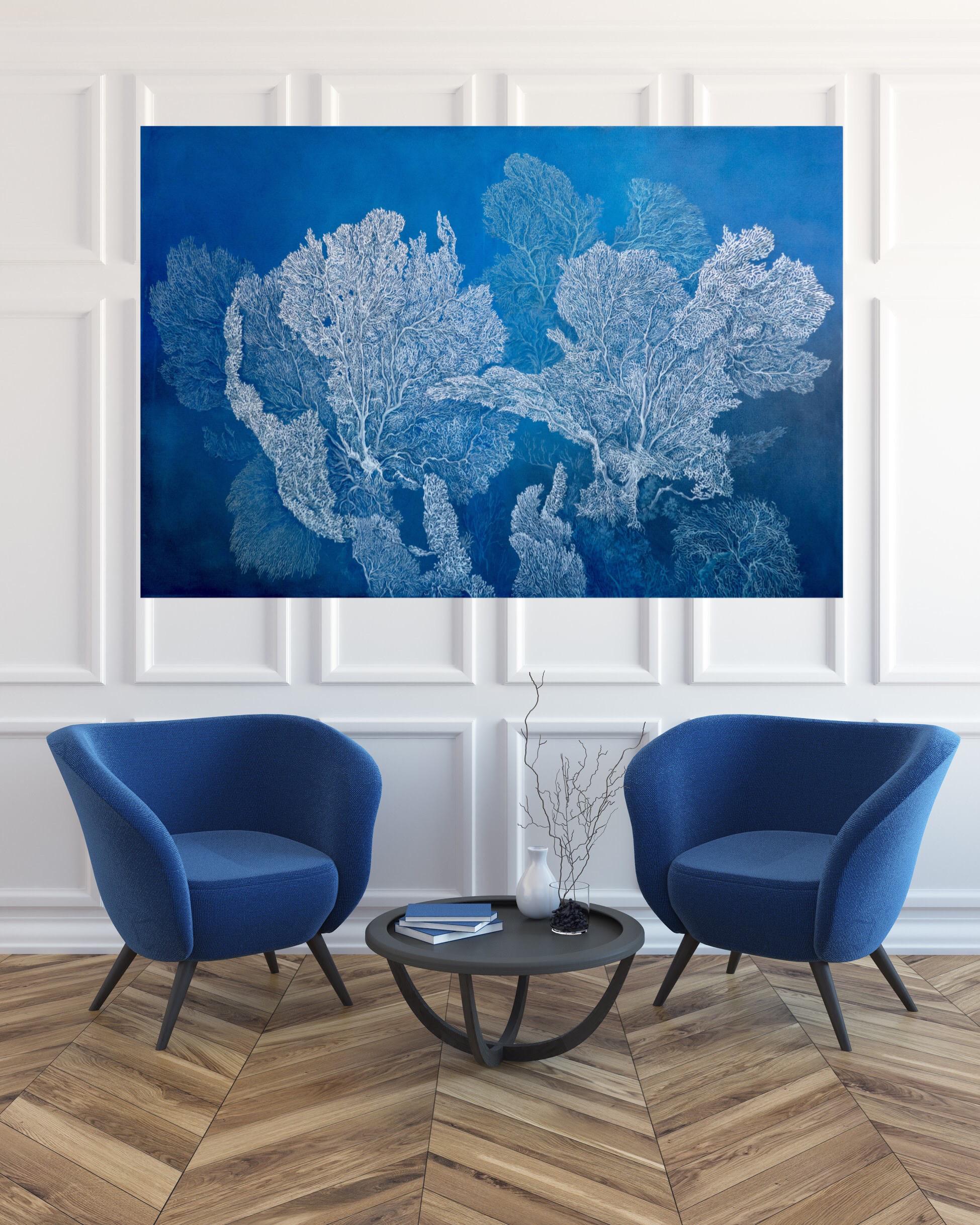 Coral Garden (Océan) - huile sur toile, réalisée en blanc et en bleu - Painting de Nikolina Kovalenko