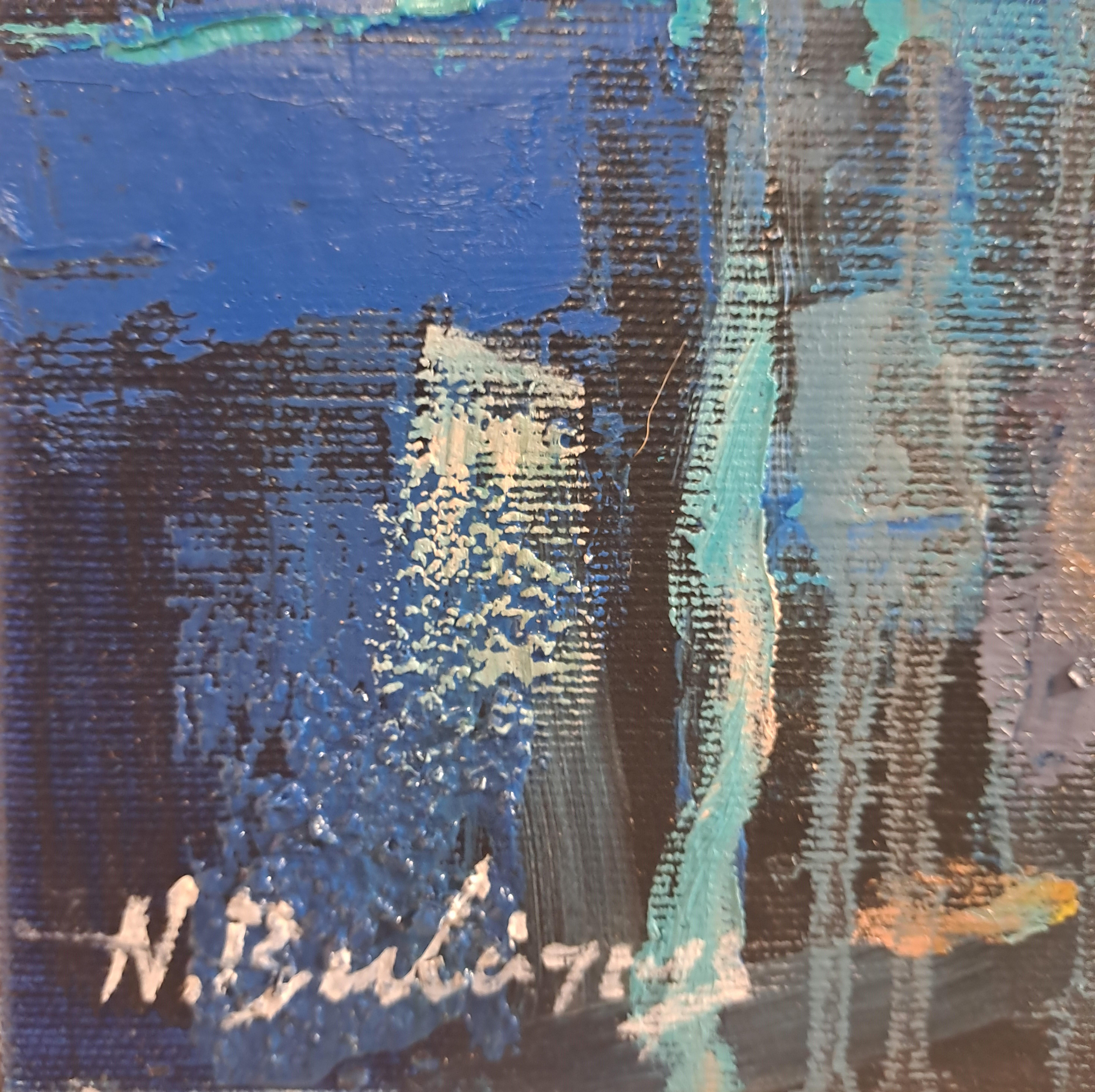 Dieses stimmungsvolle, 40 x 40 cm große Ölgemälde des griechischen Künstlers Nikos Vavatsis fängt das menschliche Gesicht in einer rohen, dekonstruierten Form ein, wobei die Grenzen zwischen den Geschlechtern verschwimmen und ein universelles