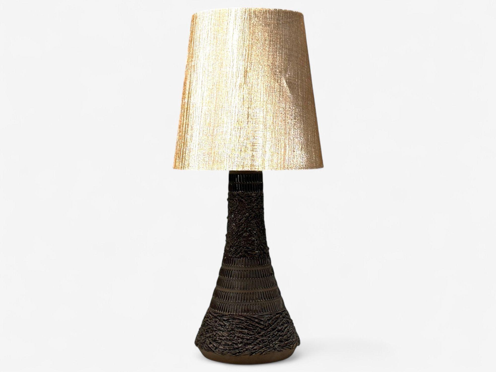 Nila Keramik, lampe de table suédoise moderne du milieu du siècle, céramique brune, Suède, années 1970

Lampe de table unique en céramique non émaillée très texturée, conçue et produite par Nila Keramik en Suède dans la seconde moitié du XXe siècle.