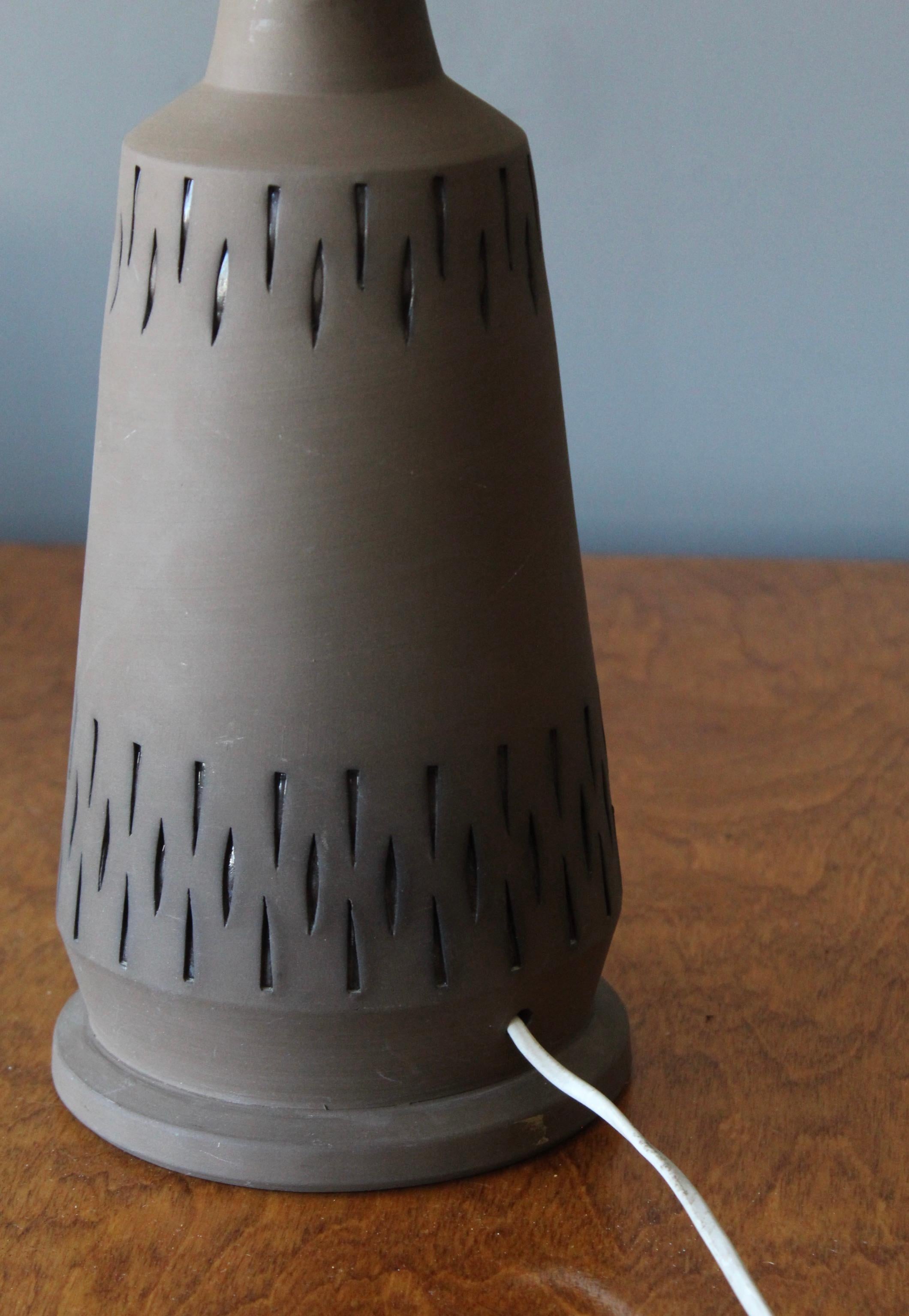 Nila Keramik, Table Lamp, Incised Stoneware, Alingsås, Sweden, 1960s In Good Condition For Sale In High Point, NC