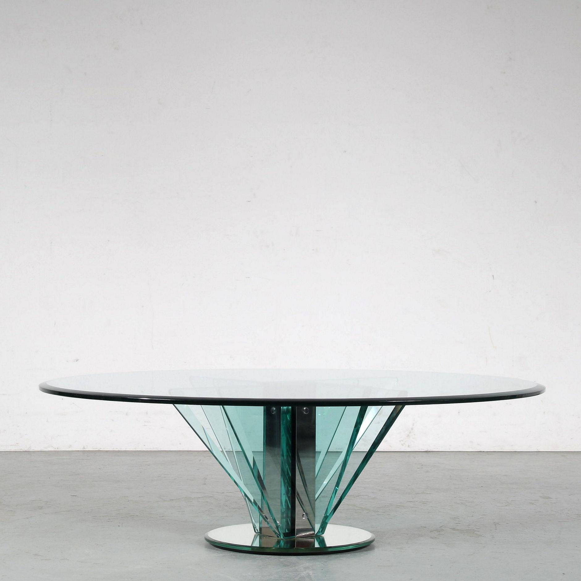 An outstanding coffee table attributed to Pietro Chiesa for Fontana Arte, manufactured in Italy around 1970.

This amazing piece is made of high quality clear Nile glass, giving it an impressive style and unique appearance. The several rectangle /