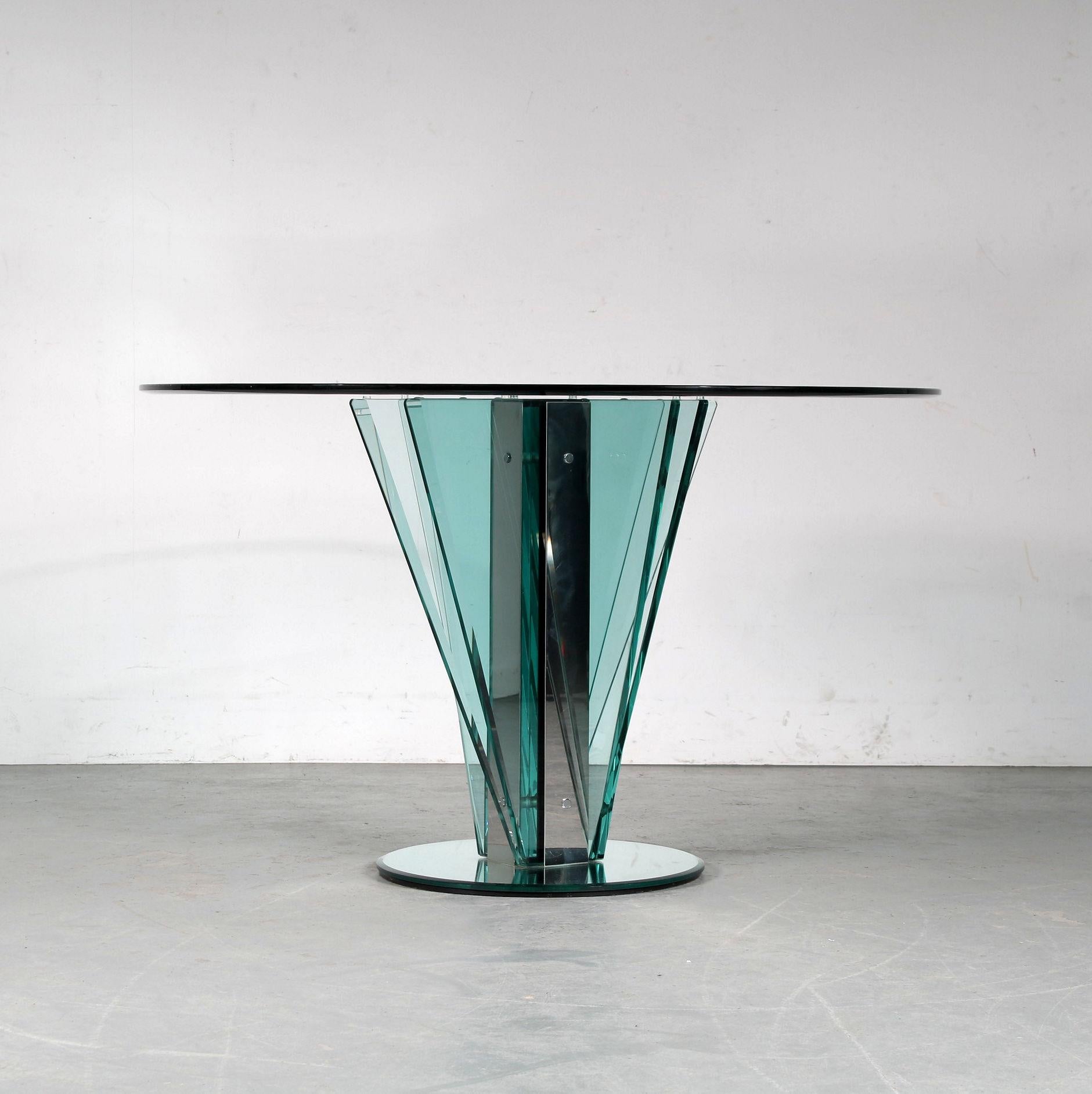 An outstanding dining table attributed to Pietro Chiesa for Fontana Arte, manufactured in Italy around 1970.

This amazing piece is made of high quality clear Nile glass, giving it an impressive style and unique appearance. The several rectangle /