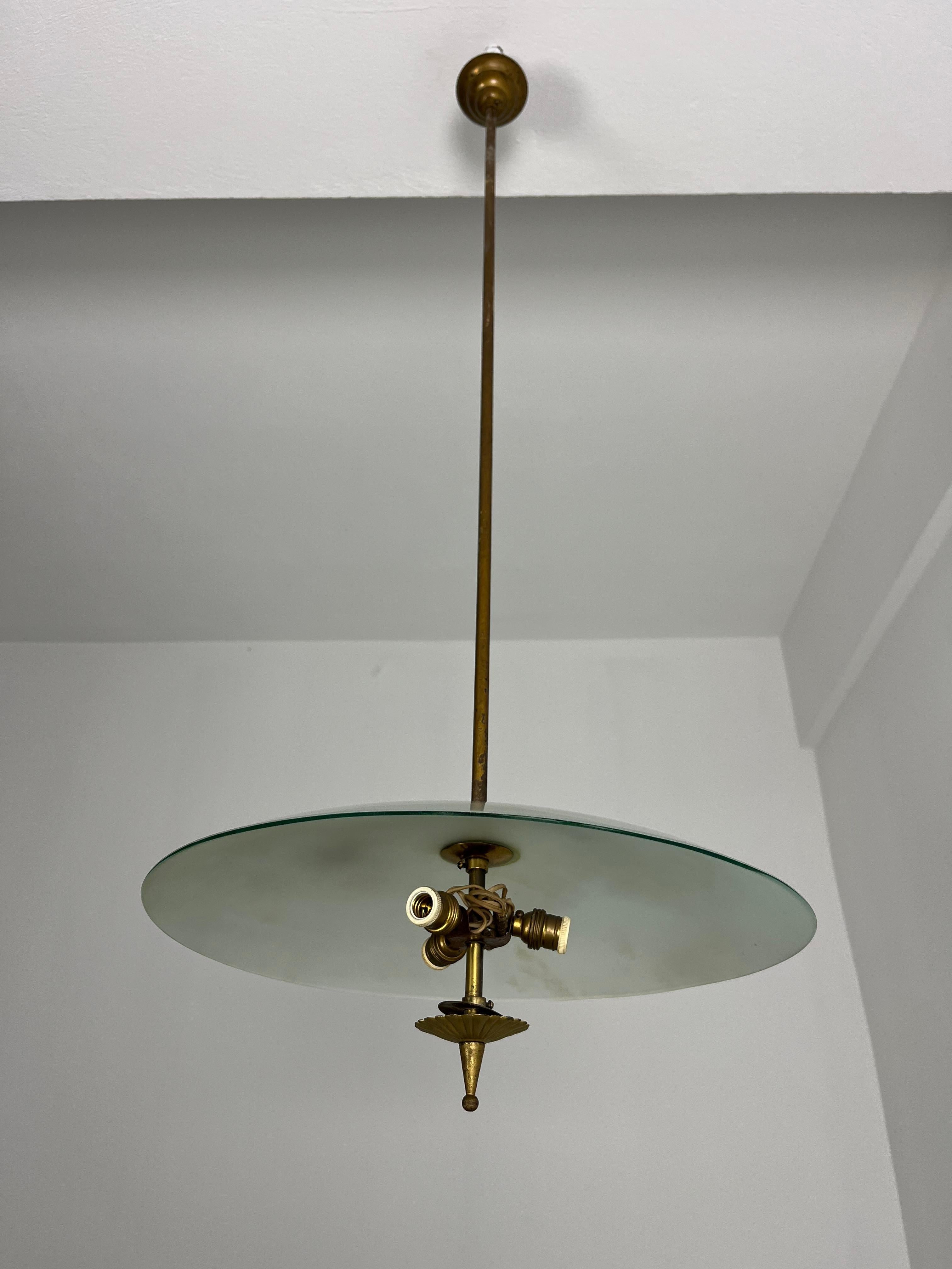 Nilgrüner Murano-Glaslüster, Pietro Chiesa für Fontana Arte, 1950er Jahre.
Dreiflammiger Messingrahmen, E14-Birnen.
Das Glas ist intakt, mit einem floralen Motiv auf der unteren Seite.
Guter Zustand, mit leichten Gebrauchsspuren.

Wir garantieren