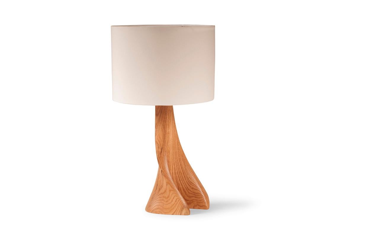 Sculpté Lampe Nile Dessert Night teinture sur bois de frêne avec abat-jour en soie ivoire par Amorph en vente