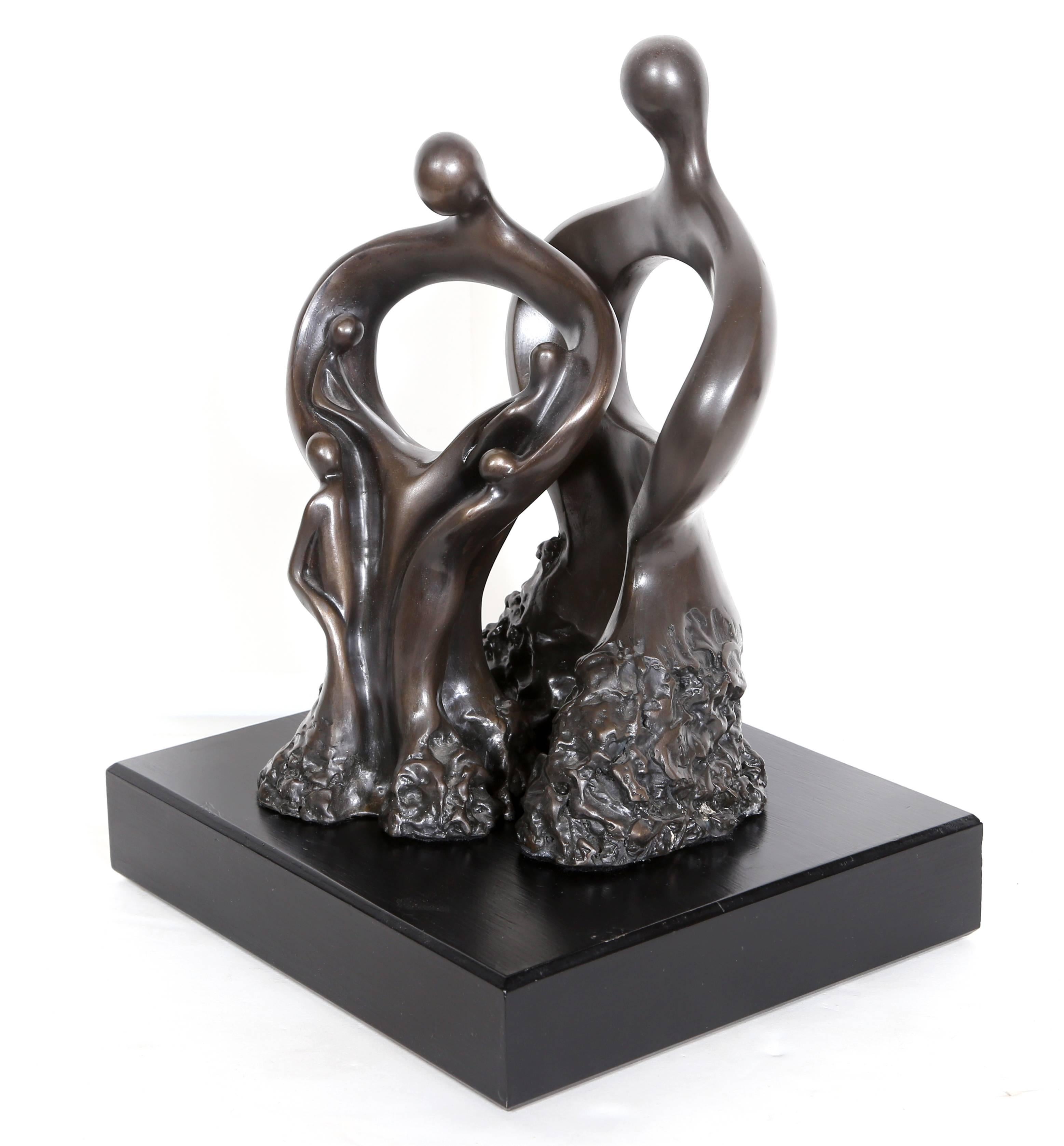Familia, escultura moderna de bronce de Nili Carasso en venta 4