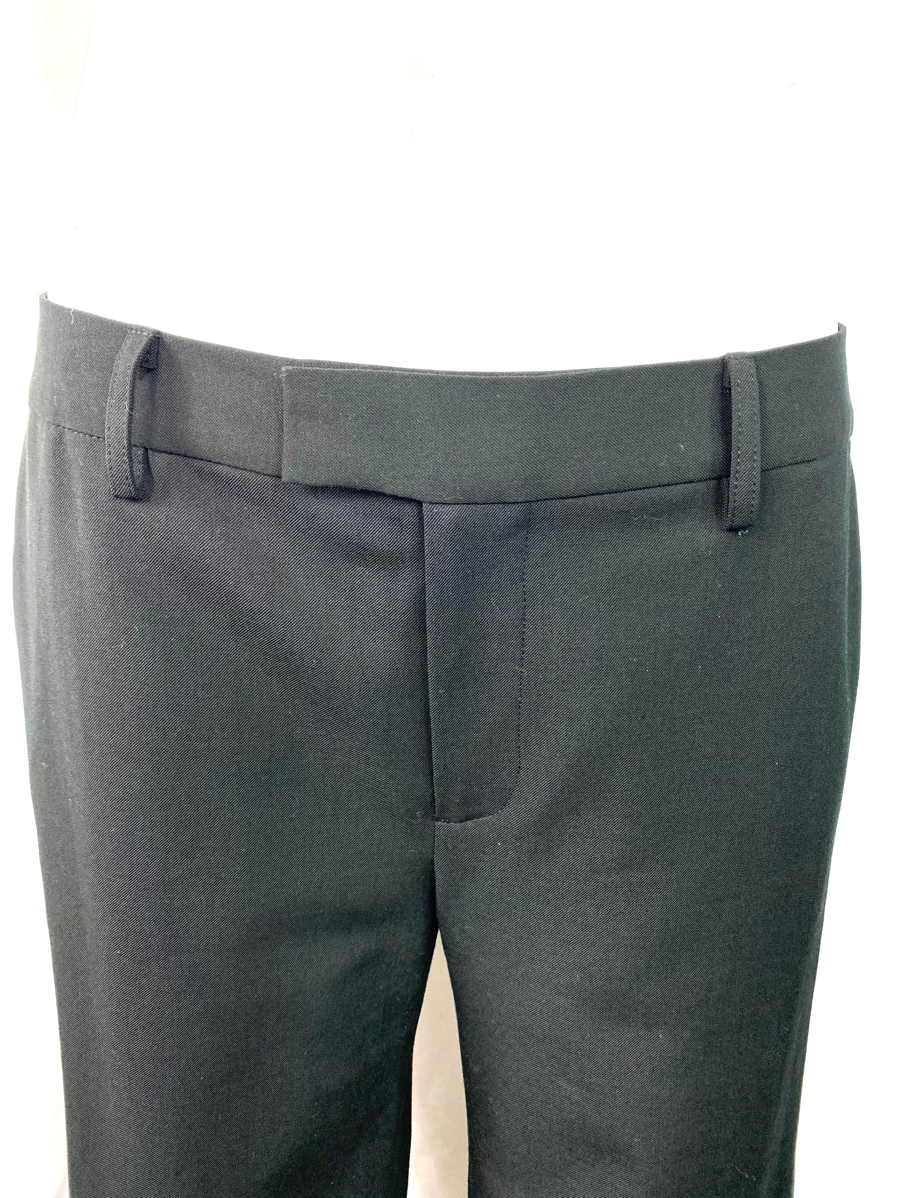 Design del prodotto:

I pantaloni, disegnati da Nili Lontan, sono caratterizzati da un design a gamba larga e da uno spacco con bottoni sui lati (lunghezza 27,25 pollici). Prodotto negli Stati Uniti.