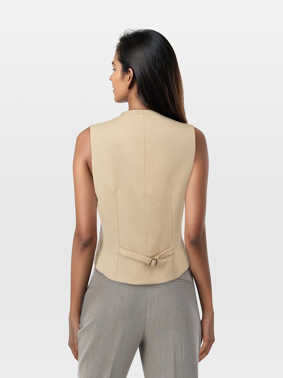 CONDITION is Very good. Minimal wear to the top is evident. Discolouration on the back lining of this used Nili Lotan designer resale item.
 
 Details
 
 
 Beige
 
 Wool
 
 Vest
 
 Sleeveless
 
 V neck
 
 Button fastening
 
 
 
 Made in USA
 
 
 
