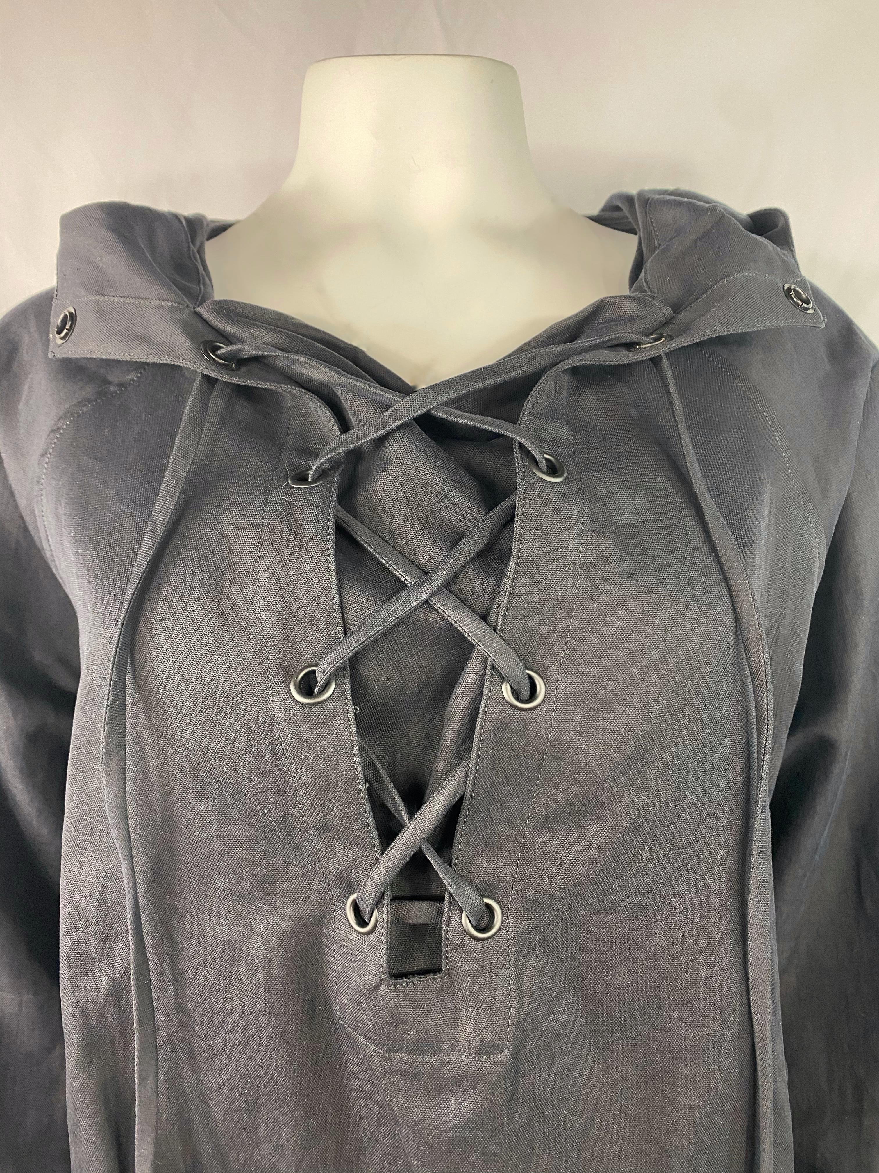 Einzelheiten zum Produkt:

Das Oberteil aus schwarzer Baumwollmischung hat eine Kapuze auf dem Rücken, einen Spitzenverschluss auf der Vorderseite und Taschen an den Seiten. Hergestellt in den USA.