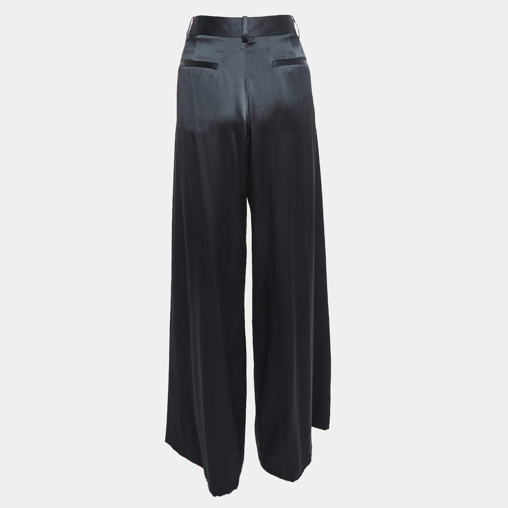 Eleva tu estilo con los pantalones Nili Lotan. Fabricado en lujoso satén  Estos pantalones presentan un corte fluido de pernera ancha que destila sofisticación sin esfuerzo. El elegante acabado en negro añade un toque de elegancia clásica  lo que