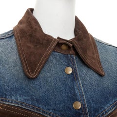 NILI LOTAN Brooklyn Simon Wash Jeansjacke im Western-Trucker-Stil mit Wildledereinsätzen, Größe S