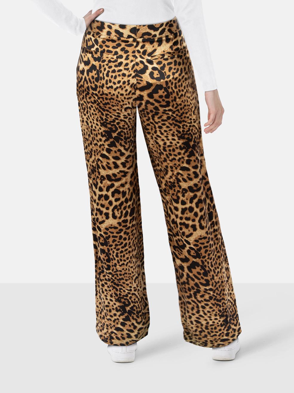 El ESTADO es Muy bueno. Apenas se aprecia desgaste en los pantalones de esta prenda usada de reventa de la diseñadora Nili Lotan.
 

 

 

 Detalles
 

 

 Marrón
 

 Seda
 

 Pantalones
 

 Estampado de leopardo
 

 Gran altura
 

 Corte recto
 

