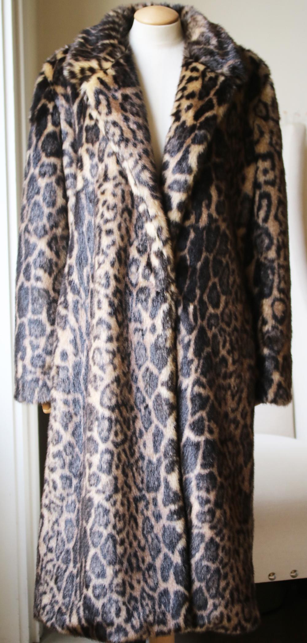 This Nili Lotan Marvin Faux Fur Coat features a midi length with a large double lapel collar. Leopard print.  Oversized fit. Midi length. Open front. Colour: brown.  90% Modacrylic, 10% polyester. 

Size: Large (UK 12, US 8, FR 40, IT
