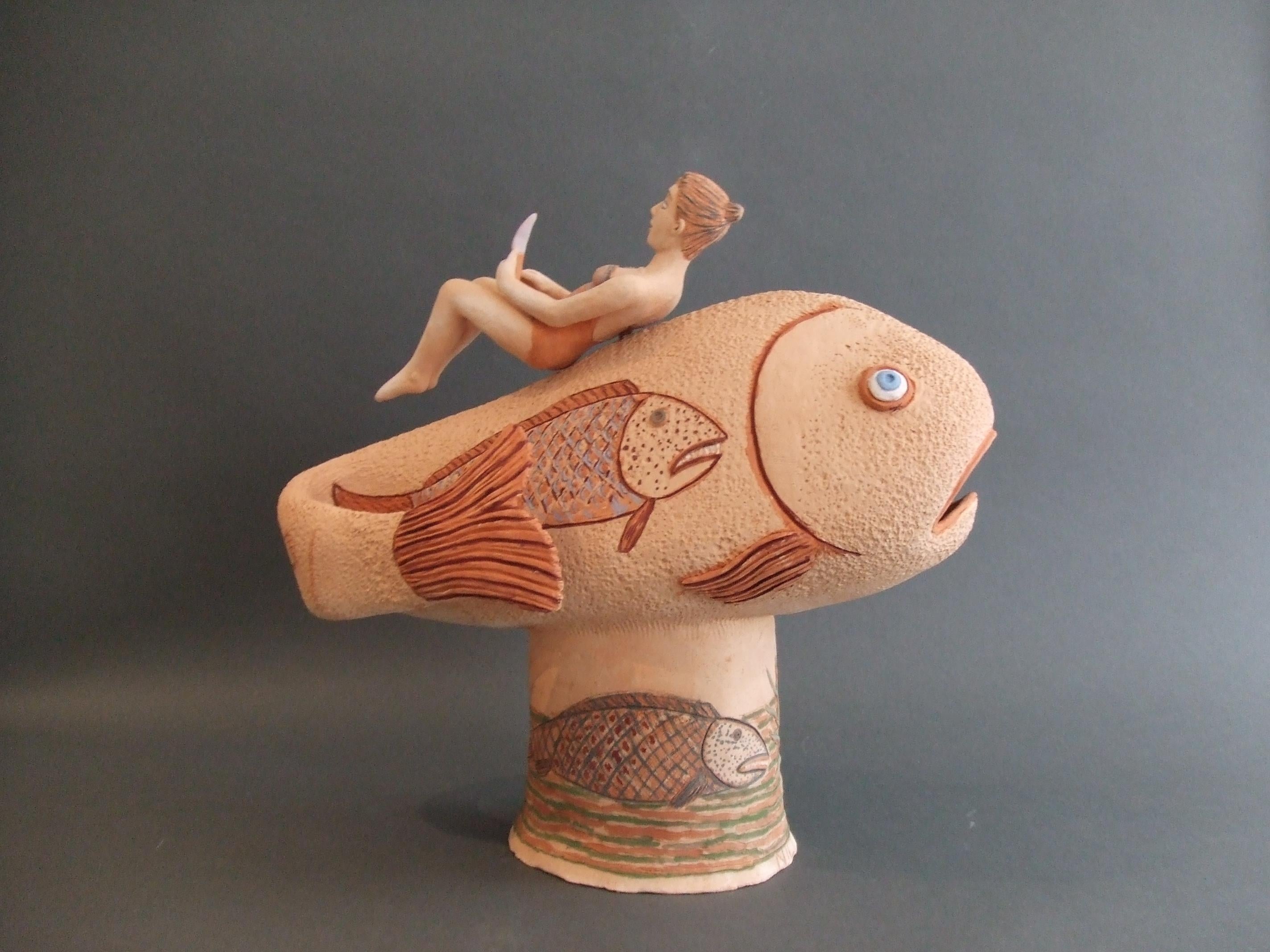 Nili Pincas: Zeitgenössische Terrakotta-Skulptur „Naive Jonas“, Großer Fisch im Angebot 1