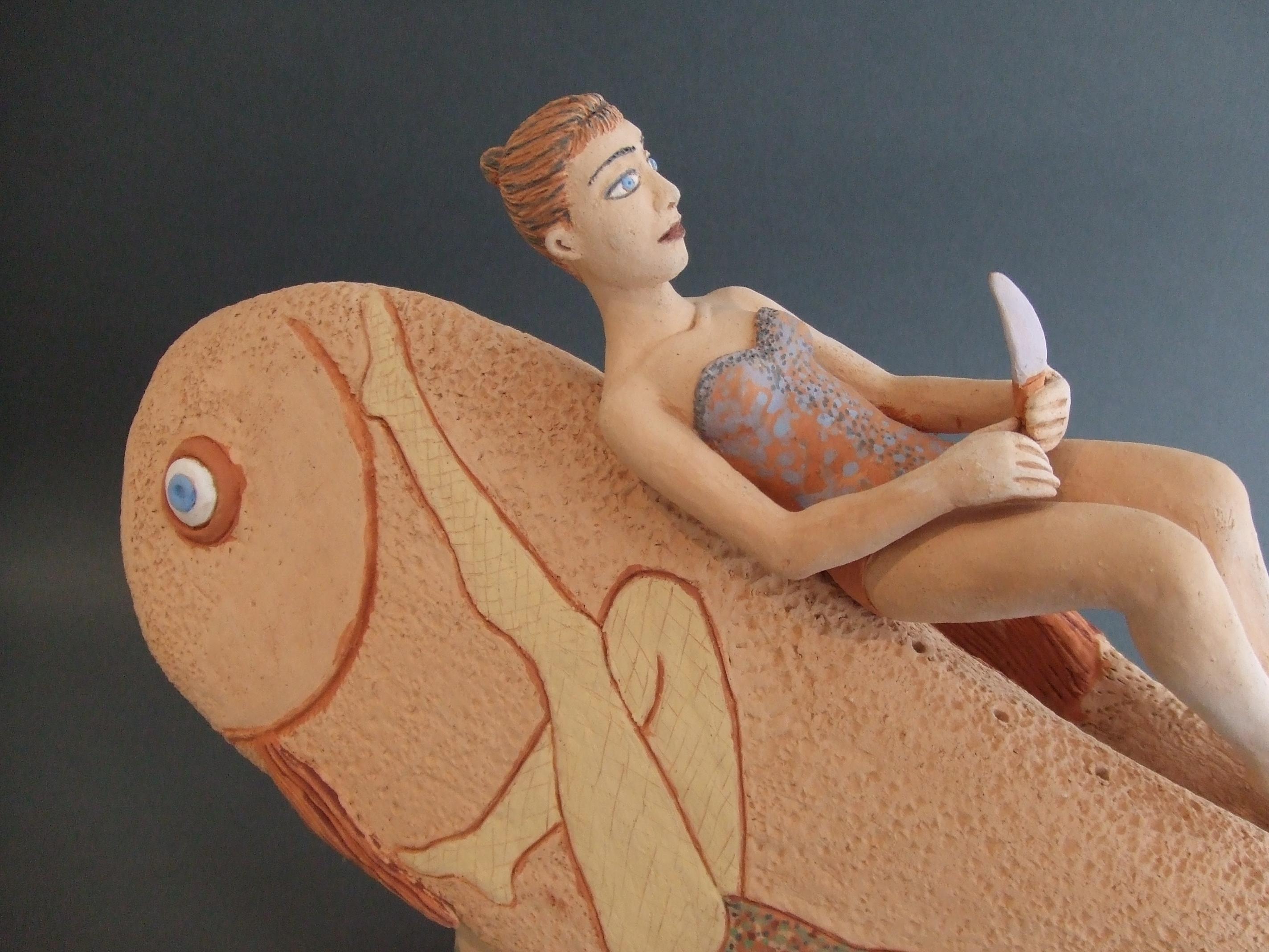 Nili Pincas: Zeitgenössische Terrakotta-Skulptur „Naive Jonas“, Großer Fisch im Angebot 2