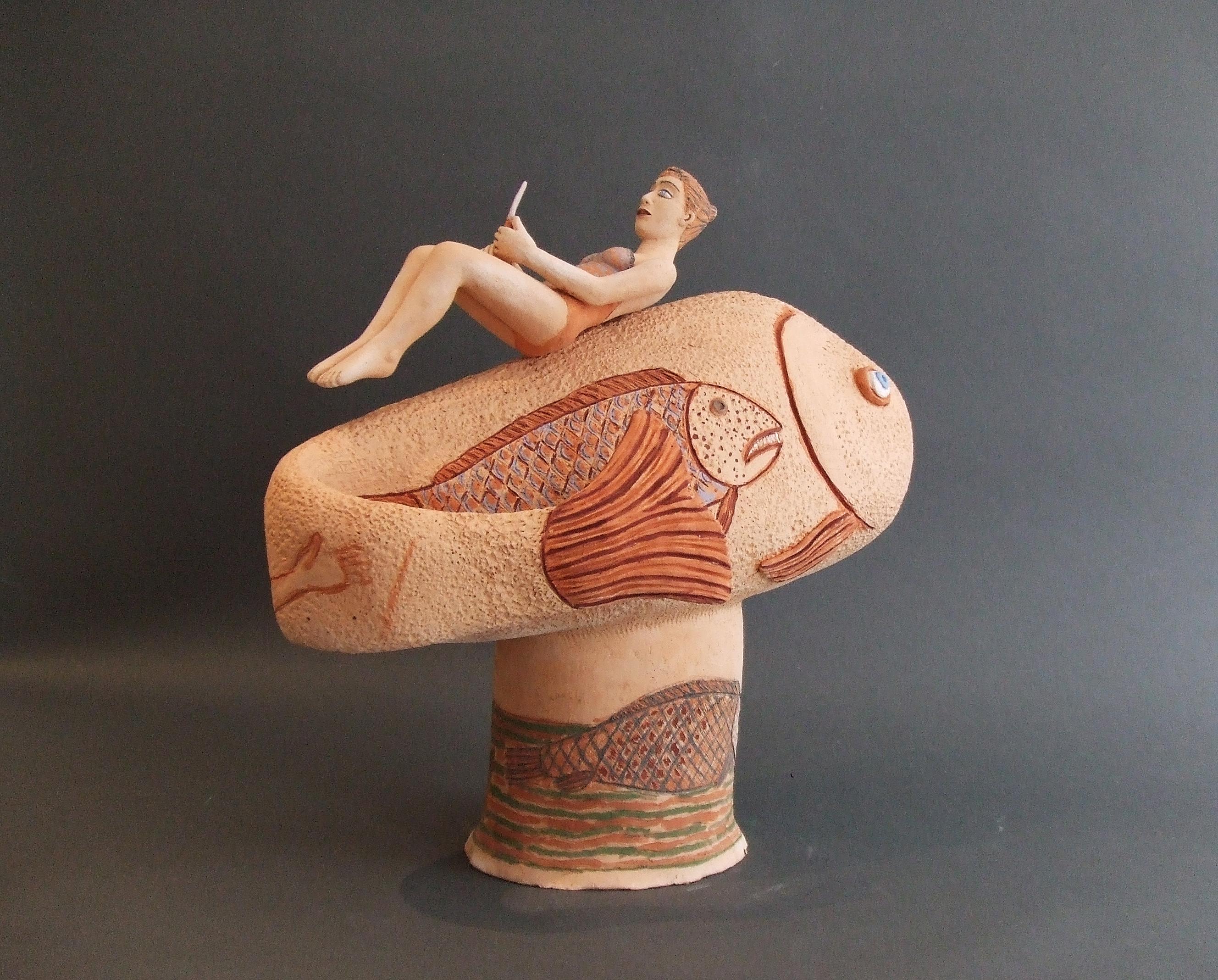 Nili Pincas: Zeitgenössische Terrakotta-Skulptur „Naive Jonas“, Großer Fisch im Angebot 3