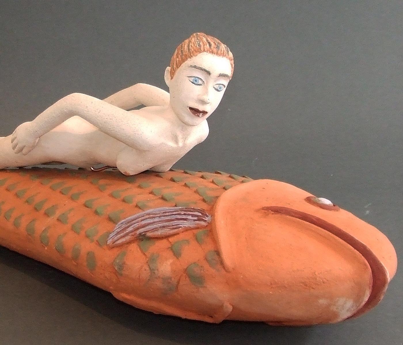 Fisch, grüne Schuppe Nili Pincas Contemporary art sculpture terracotta pastell woman im Angebot 2
