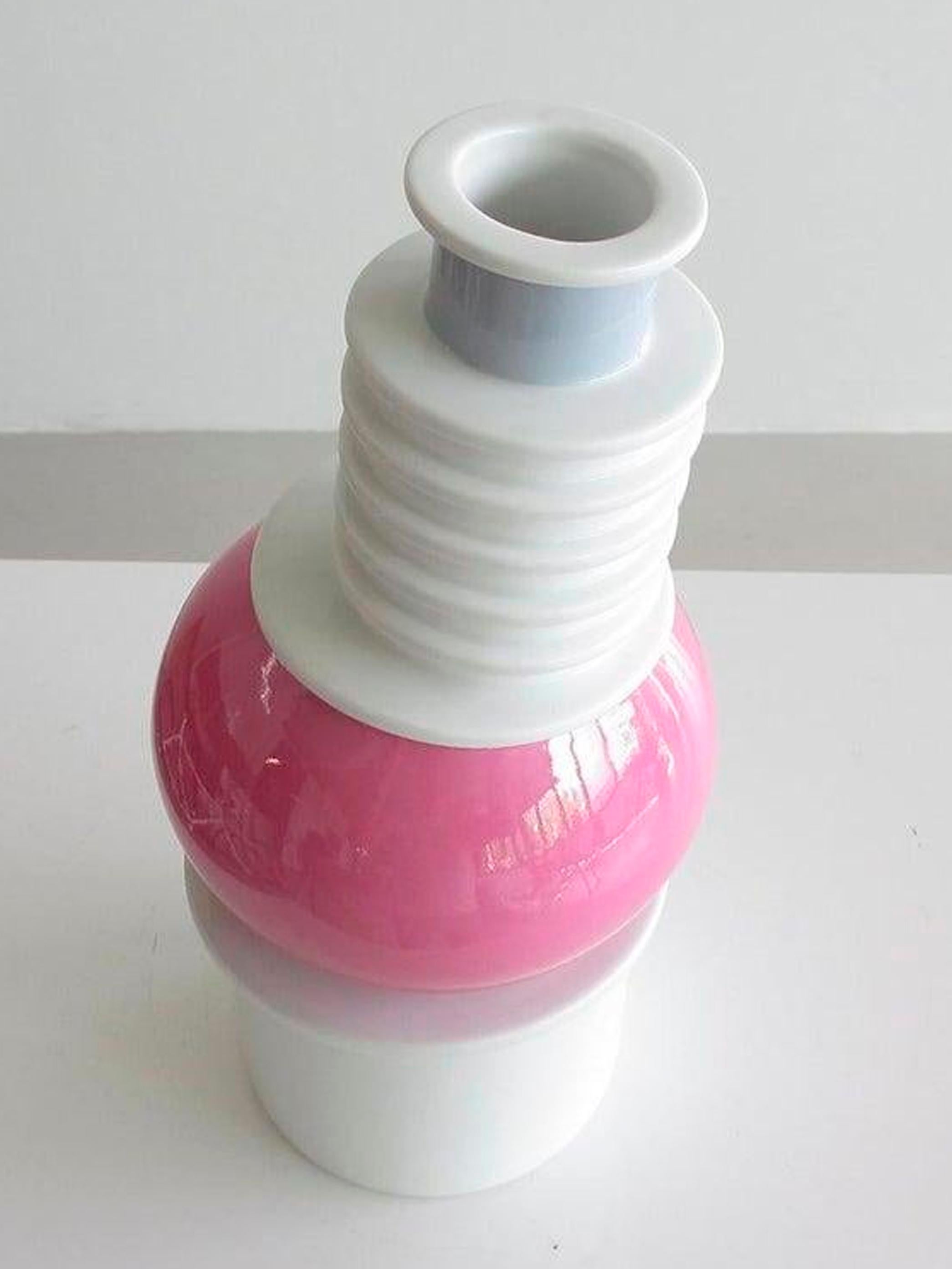 Jarrón Nilo, diseñado por Ettore Sottsass en 1983 para la Colección Memphis Milano en venta 1